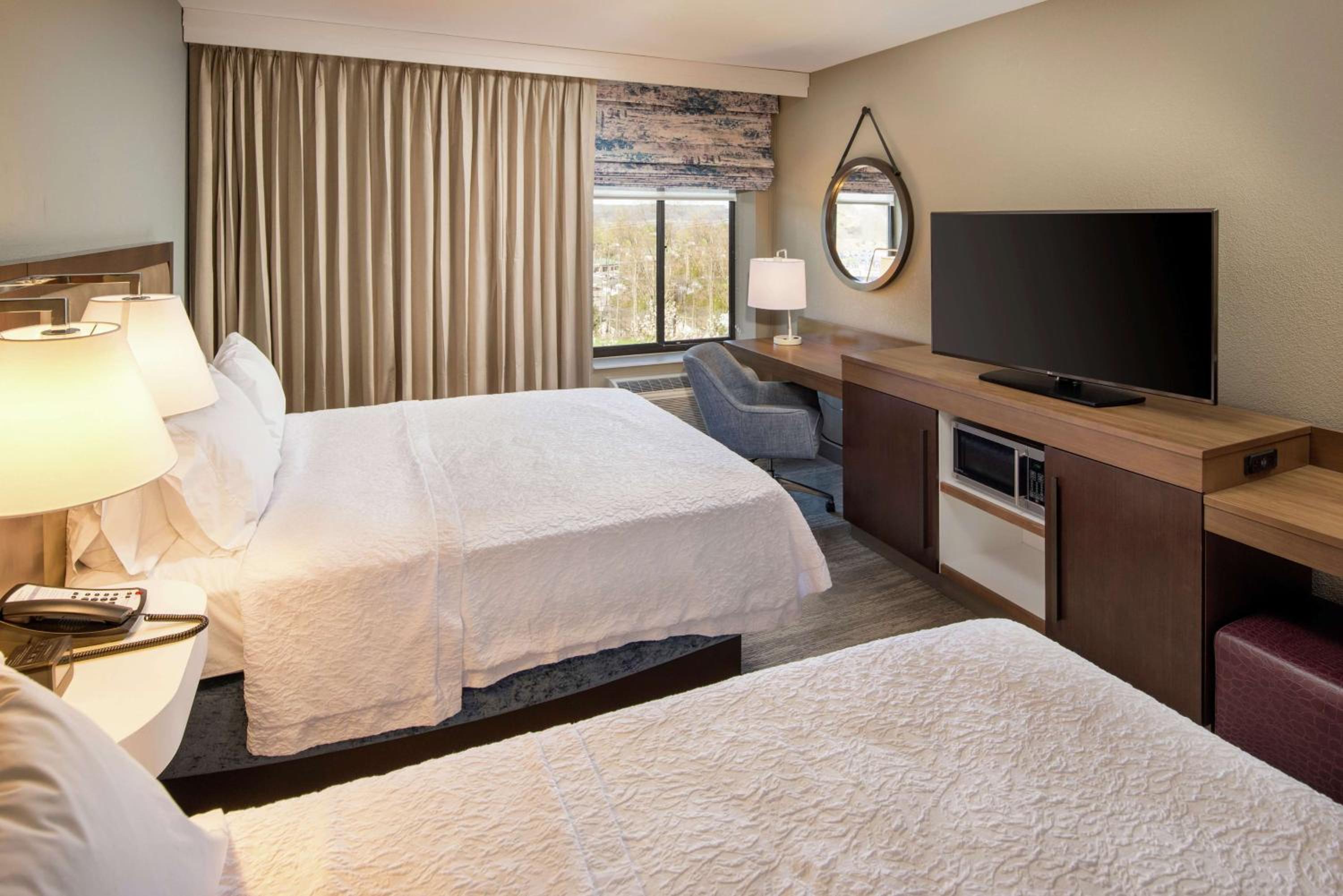 Room with Two Queen Beds - Non-Smoking - Photo 2