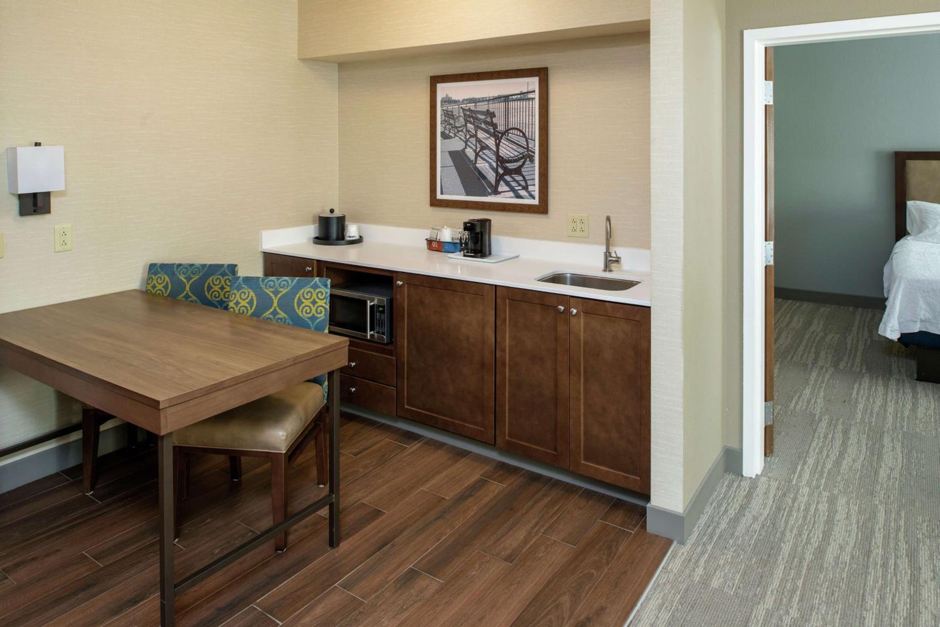 One-Bedroom King Suite - Non-Smoking - Photo 4
