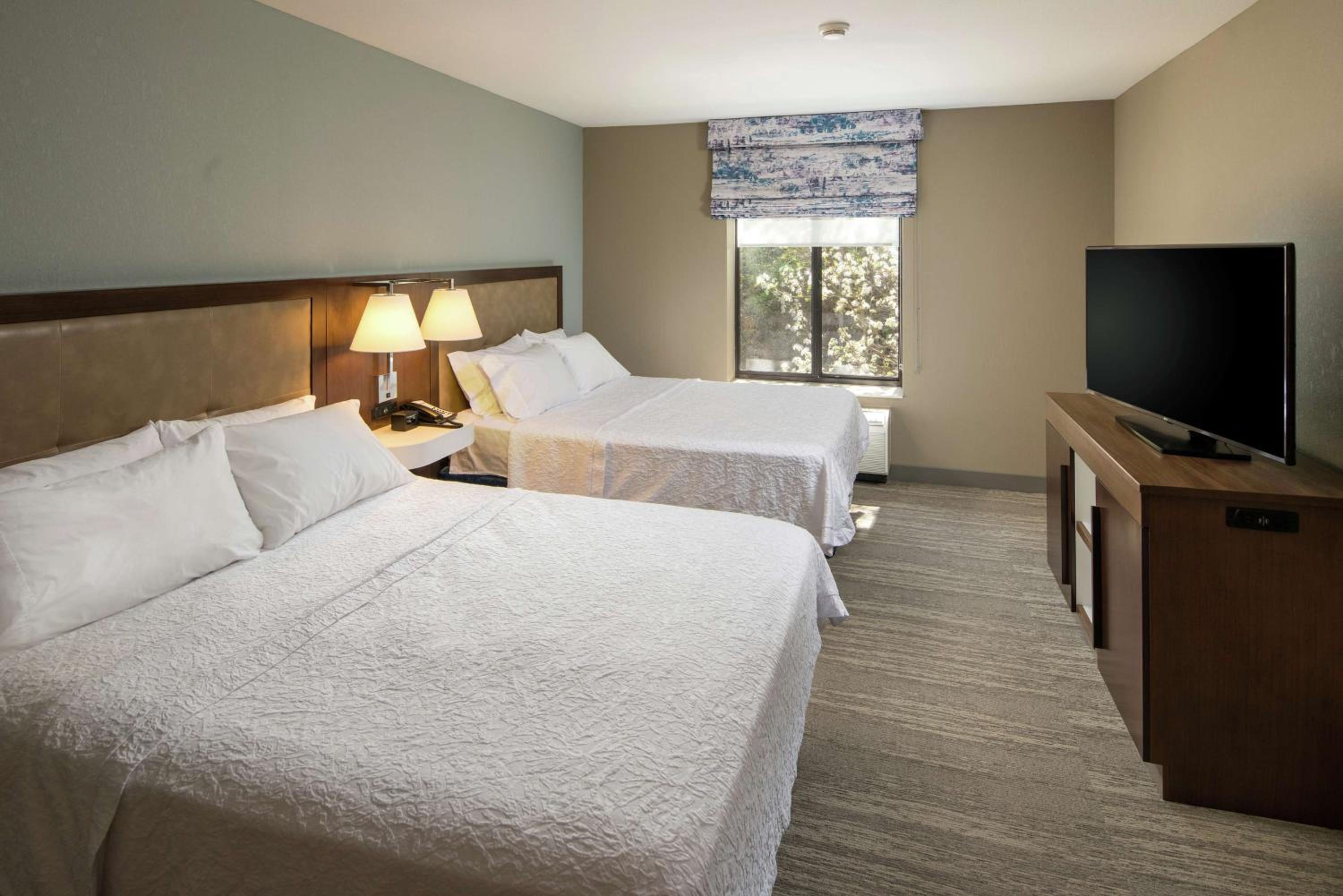 One-Bedroom Queen Suite with Two Queen Beds - Non-Smoking - Photo 4