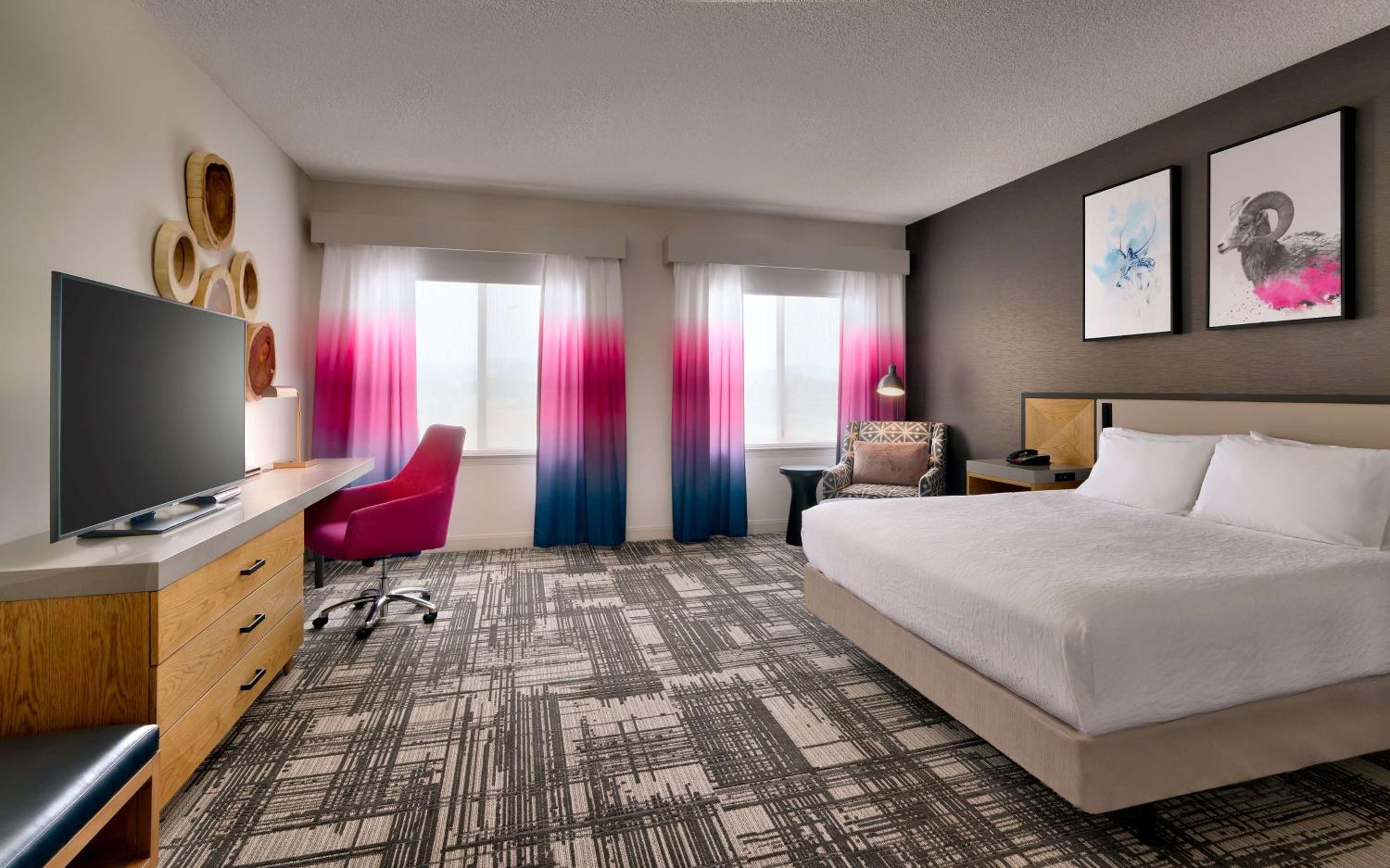 King Room with Roll-In Shower - Mobility/Hearing Accessible - Photo 2