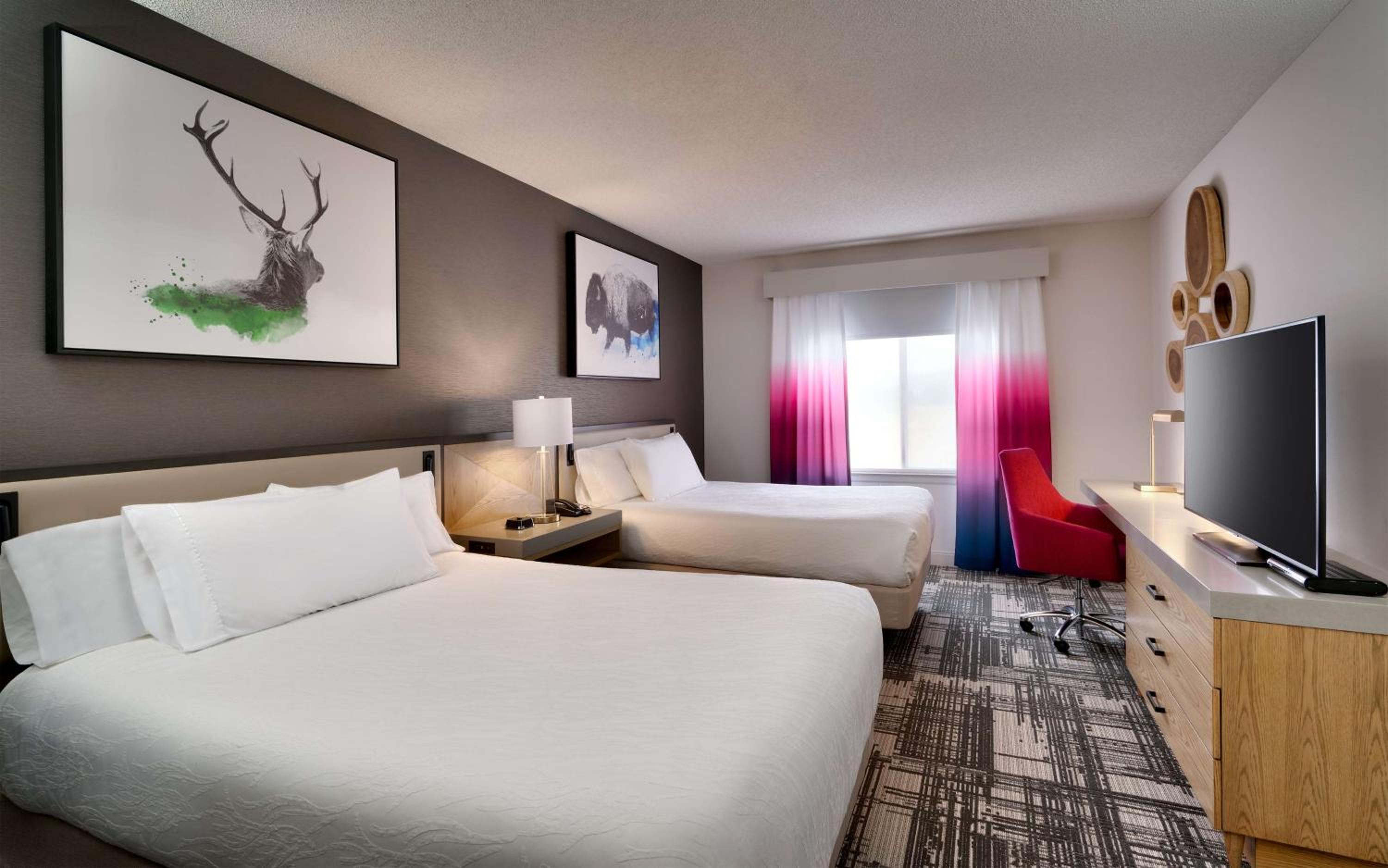 Queen Room with Two Queen Beds - Photo 4