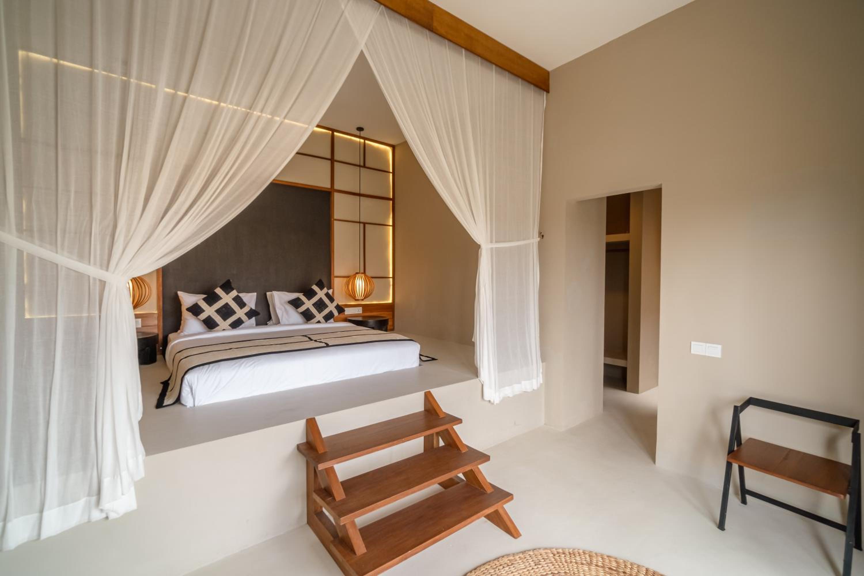 Standard Queen Room