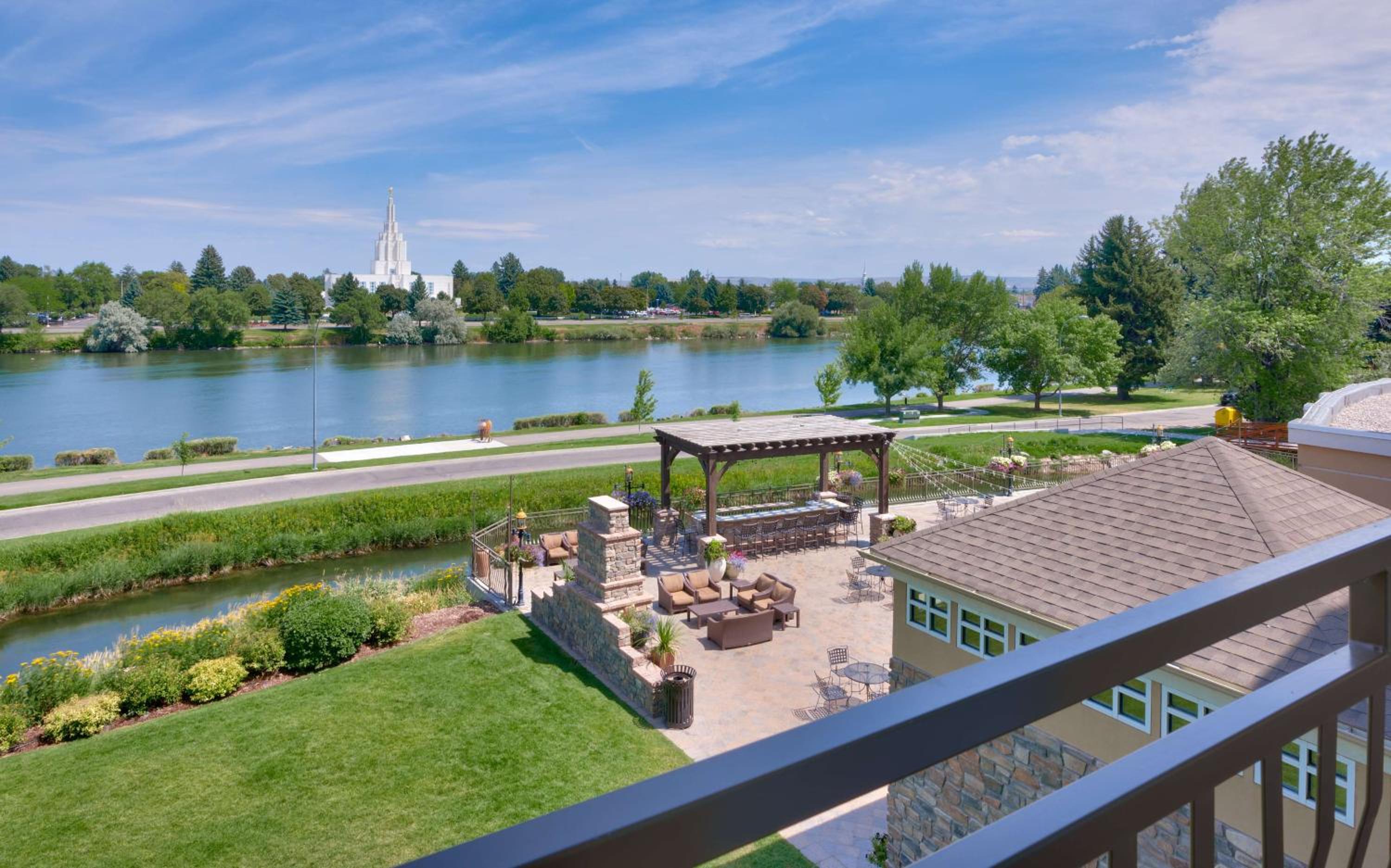 Queen Room with 2 Queen Beds with River View  - Photo 4