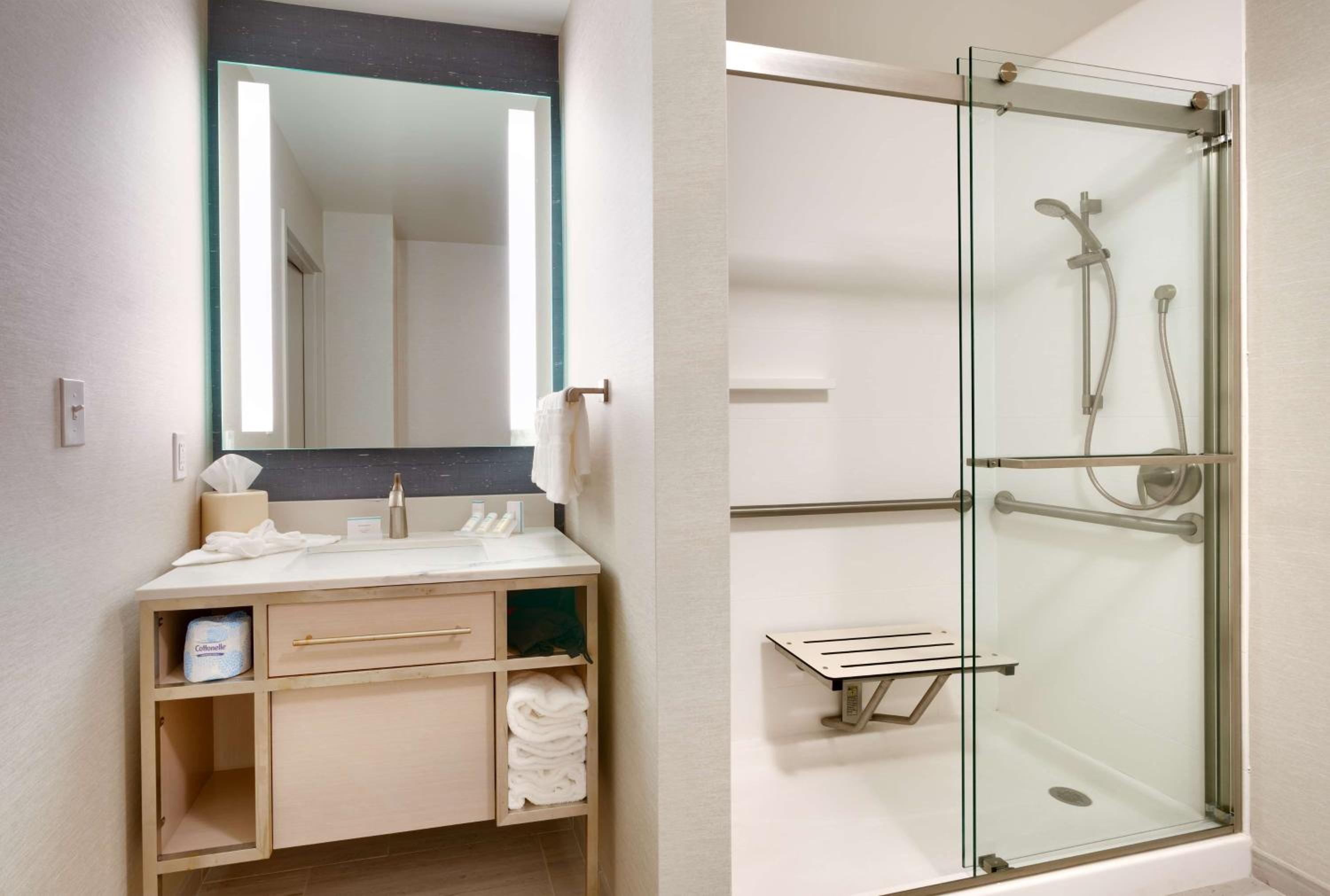King Room - Mobility and Hearing Access - Photo 6
