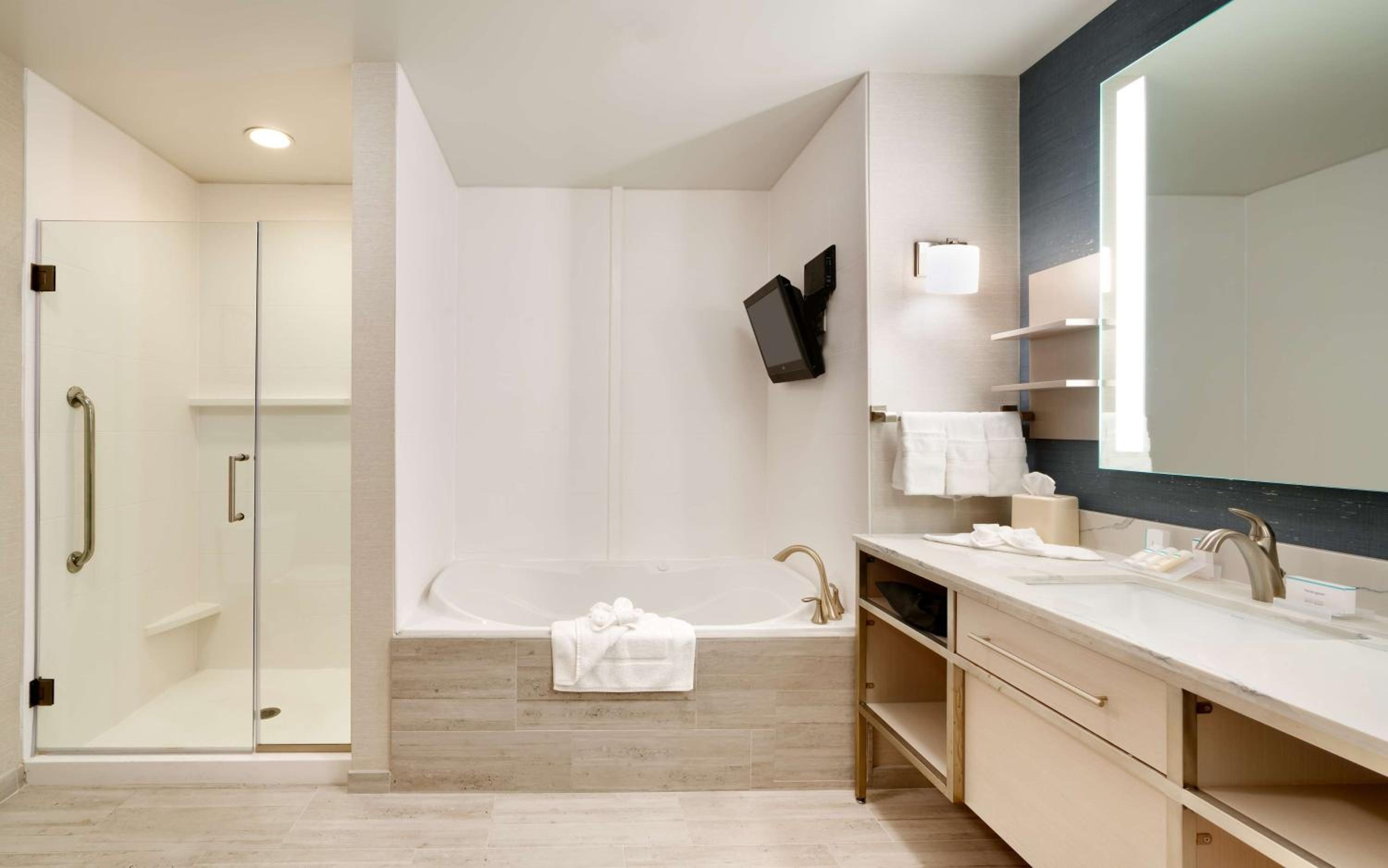 One-Bedroom King Suite - Non-Smoking - Photo 7