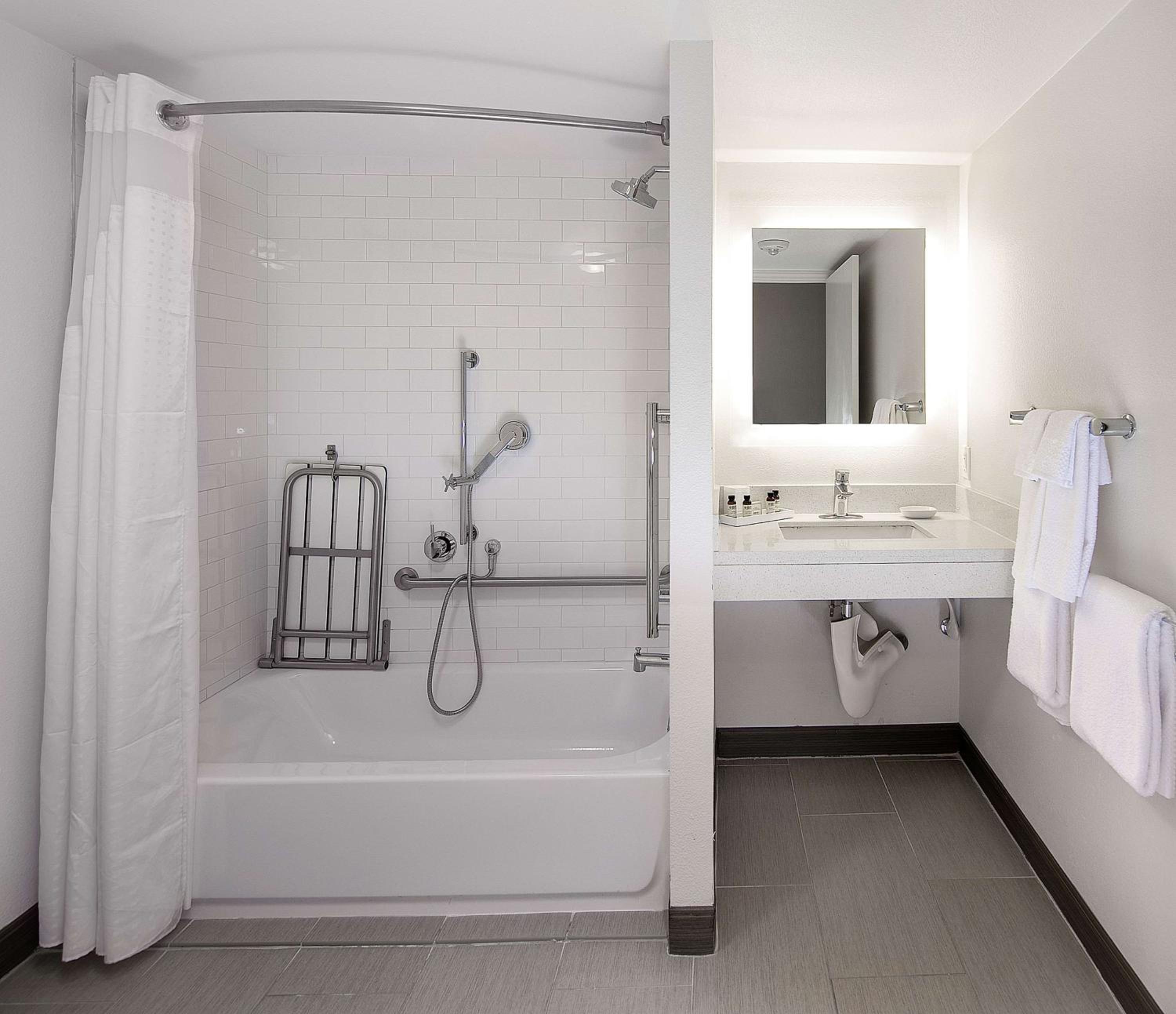 Queen Room with Tub - Mobility and Hearing Accessible - Photo 4