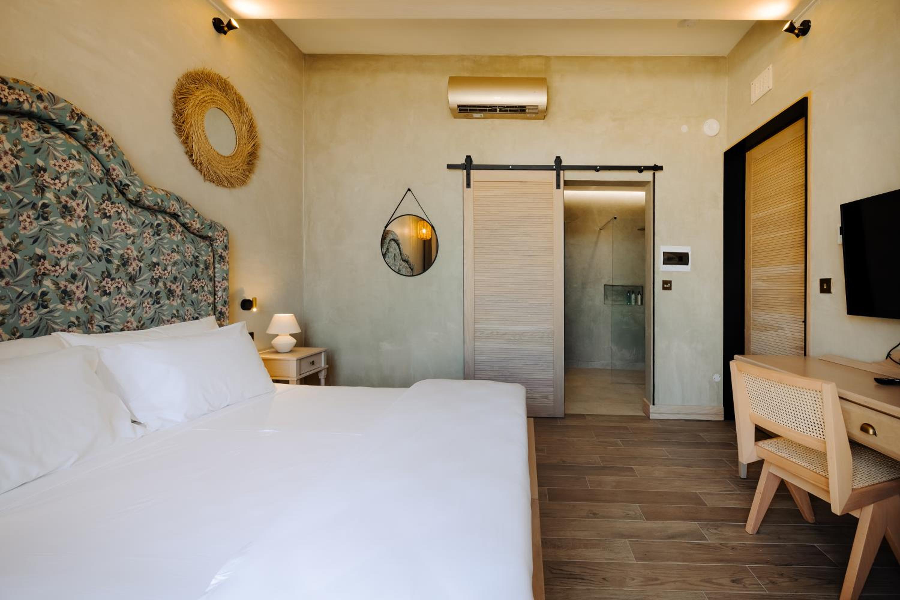Standard King Room - Photo 4