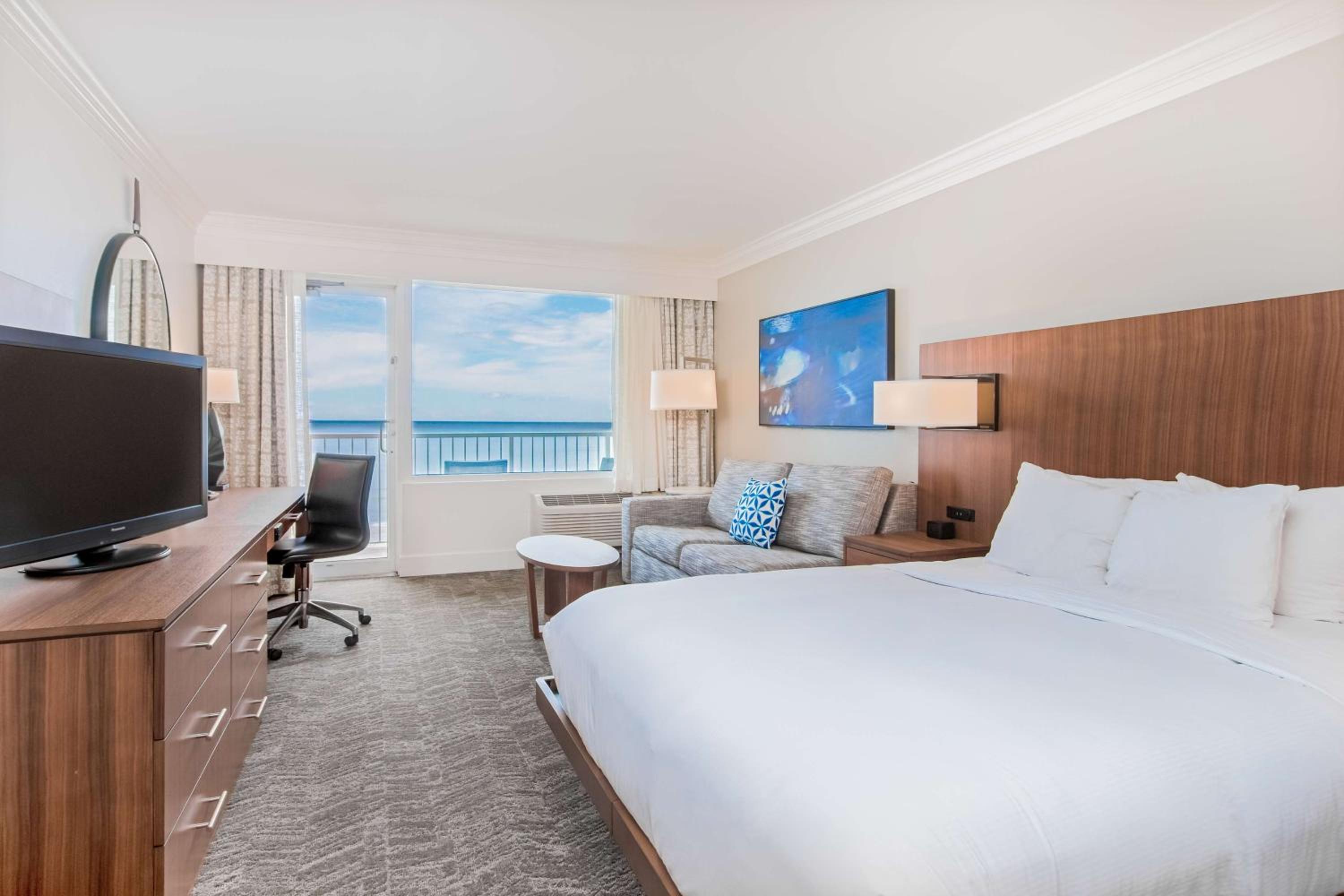 Deluxe King Room with Sofa Bed - Photo 2