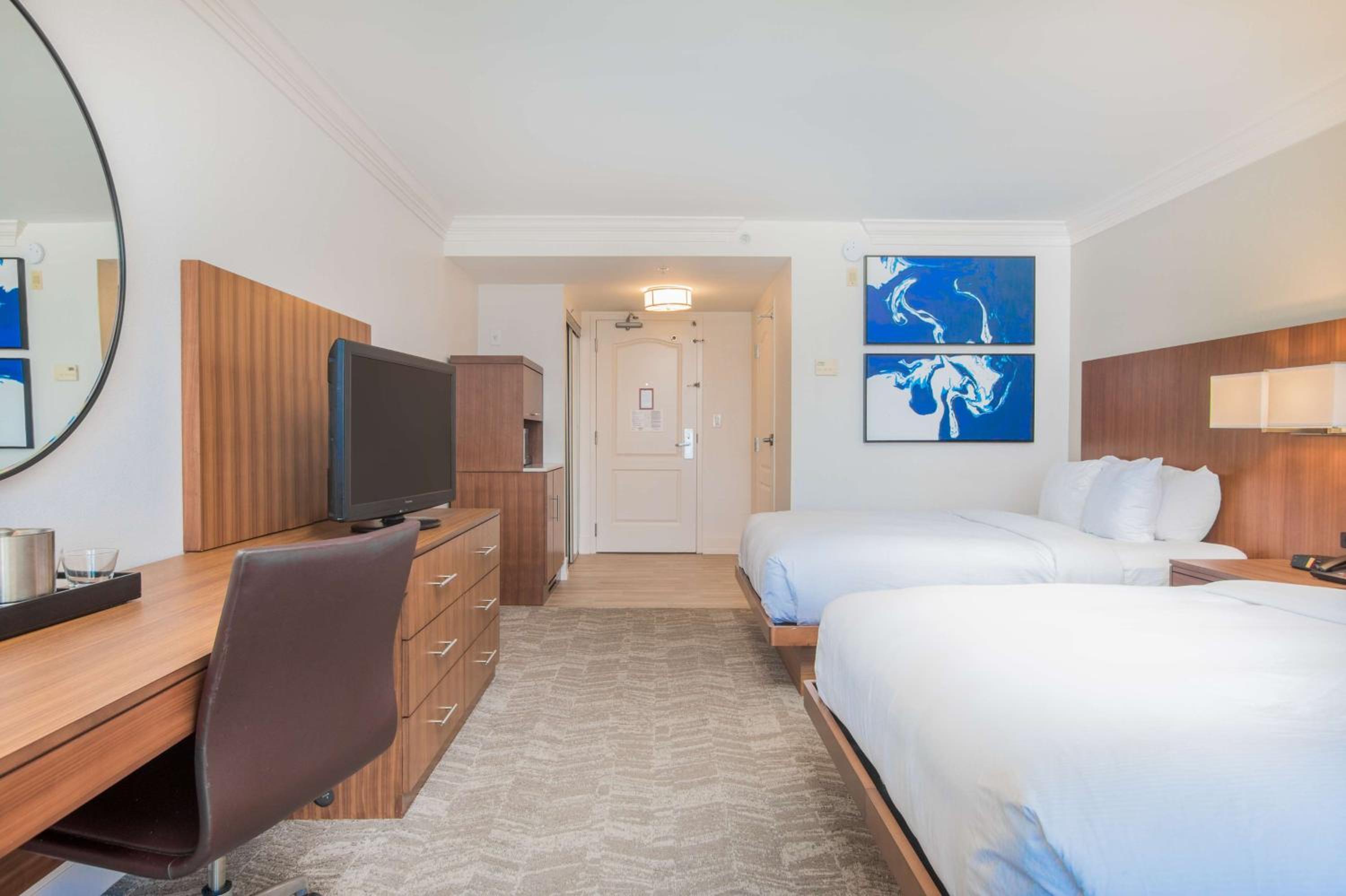 Queen Room with Two Queen Beds - Photo 2