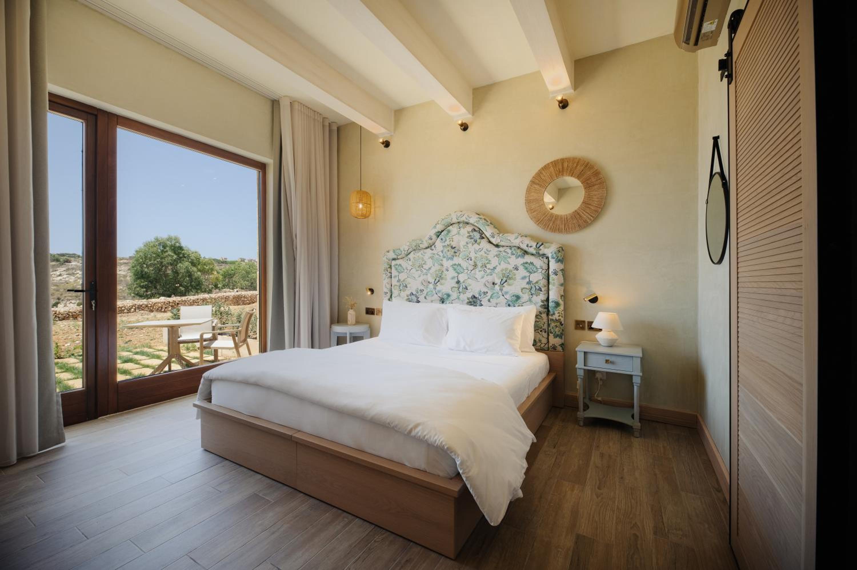 Superior King Room - Photo 4