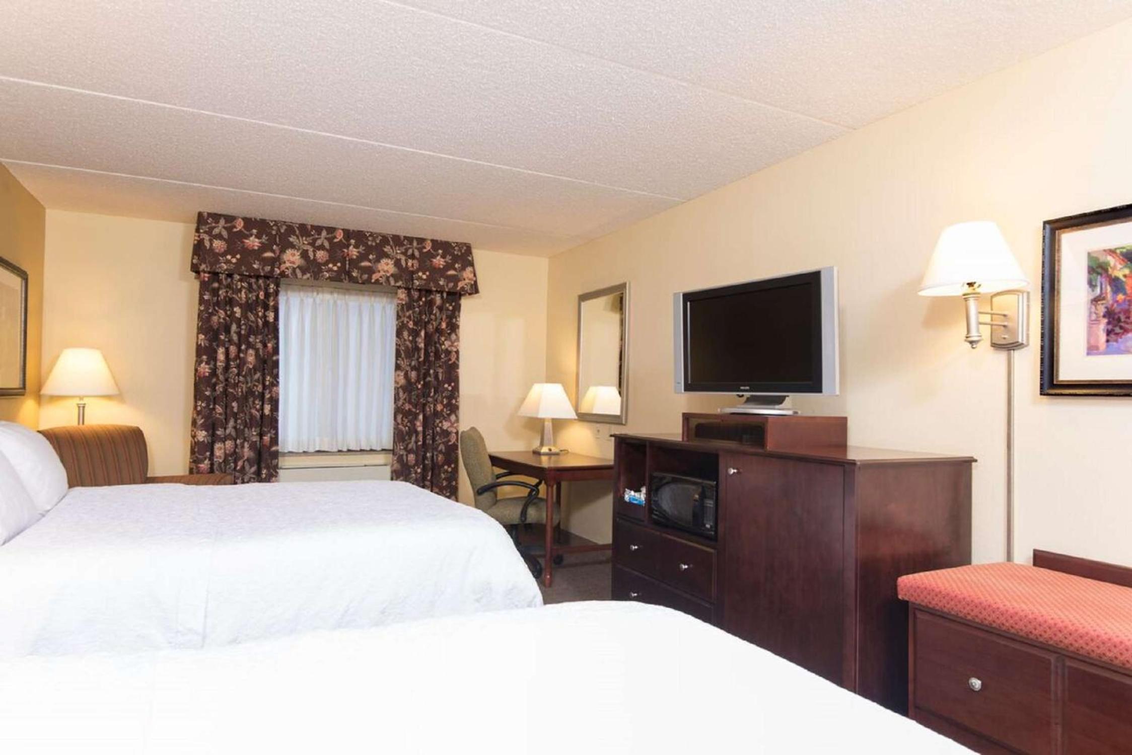 Queen Room with Two Queen Beds - Mobility and Hearing Access/Non-Smoking photo 3