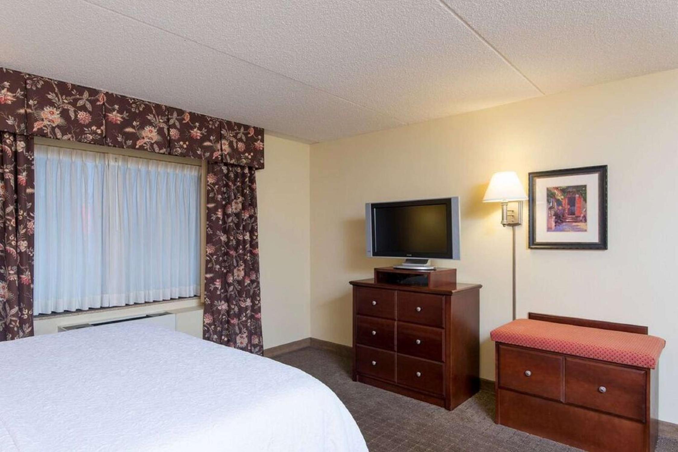 King Bed Pillowtop Room - Nonsmoking photo 3