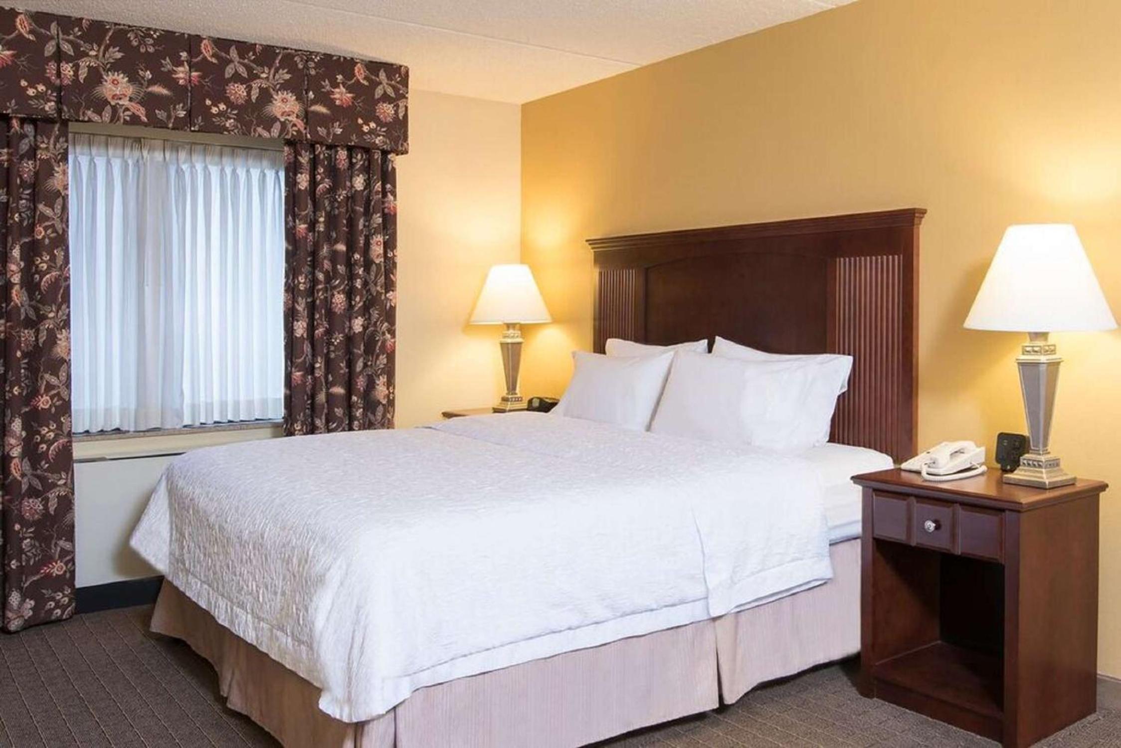 King Bed Pillowtop Room - Nonsmoking photo 2