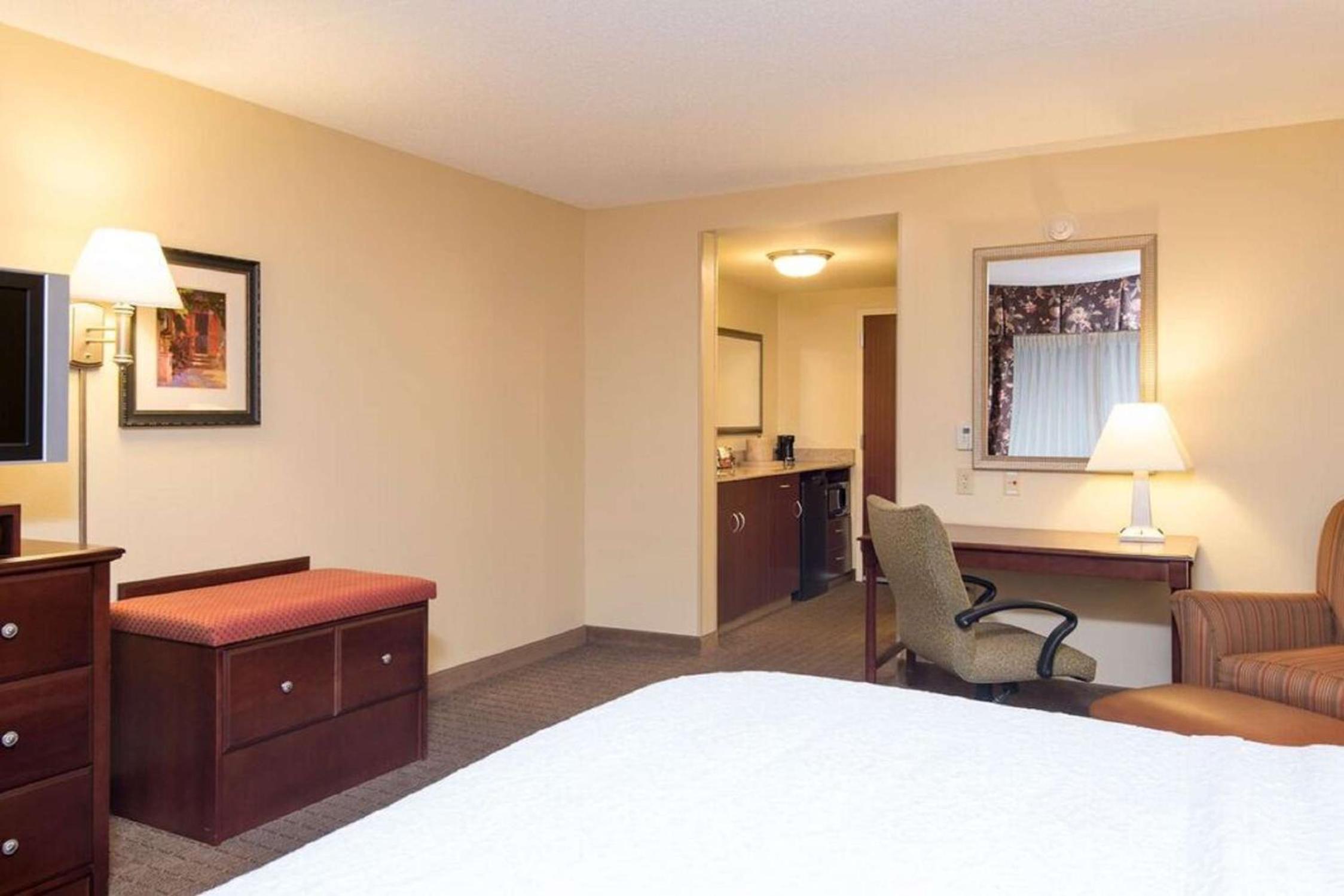 King Bed Pillowtop Room - Nonsmoking photo 1