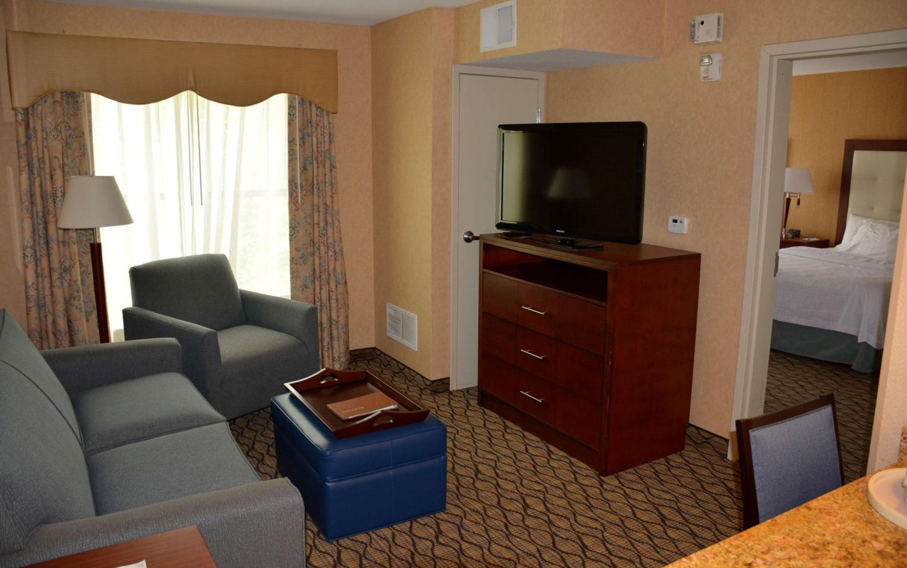 One-Bedroom Queen Suite with Two Queen Beds - Non-Smoking - Photo 2