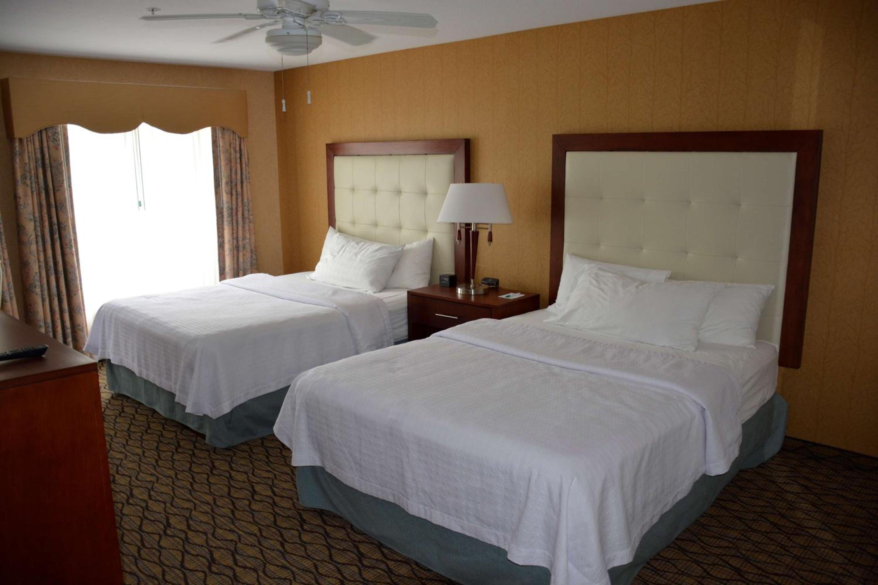 Suite with Two Queen Beds and Roll-In Shower - Mobility Access/Non-Smoking - Photo 3