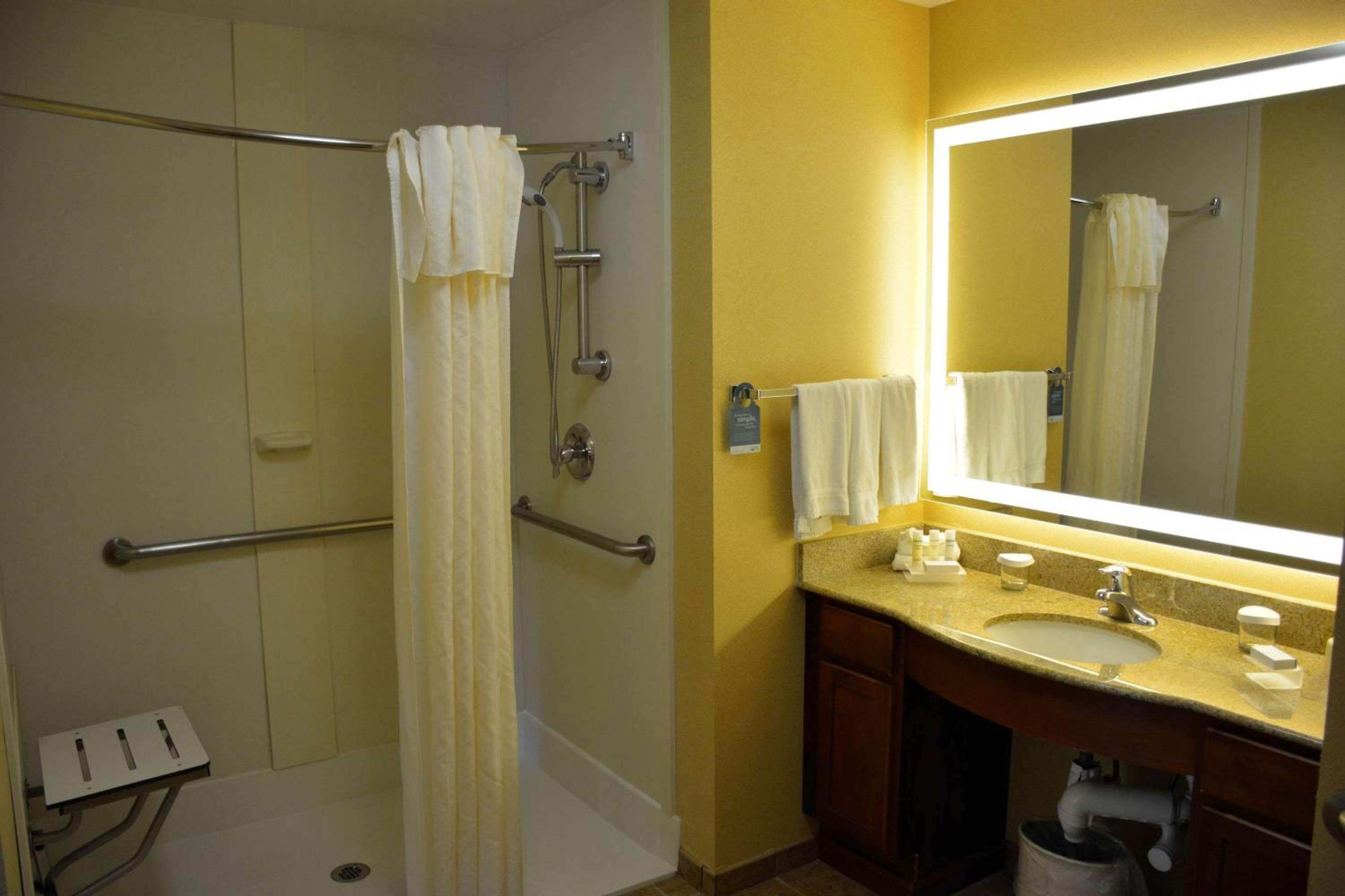 Suite with Two Queen Beds and Roll-In Shower - Mobility Access/Non-Smoking - Photo 5