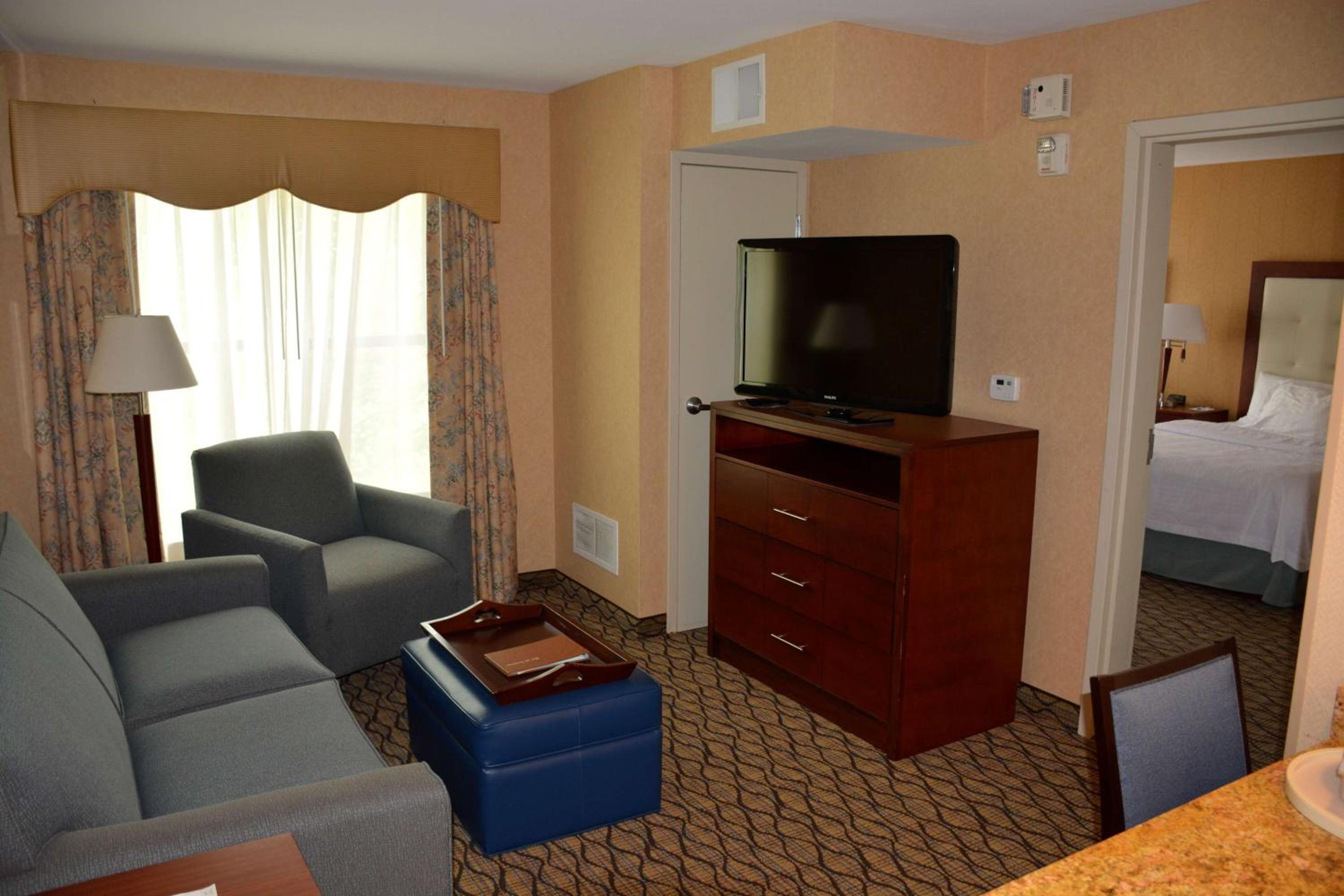 Suite with Two Queen Beds and Roll-In Shower - Mobility Access/Non-Smoking - Photo 2