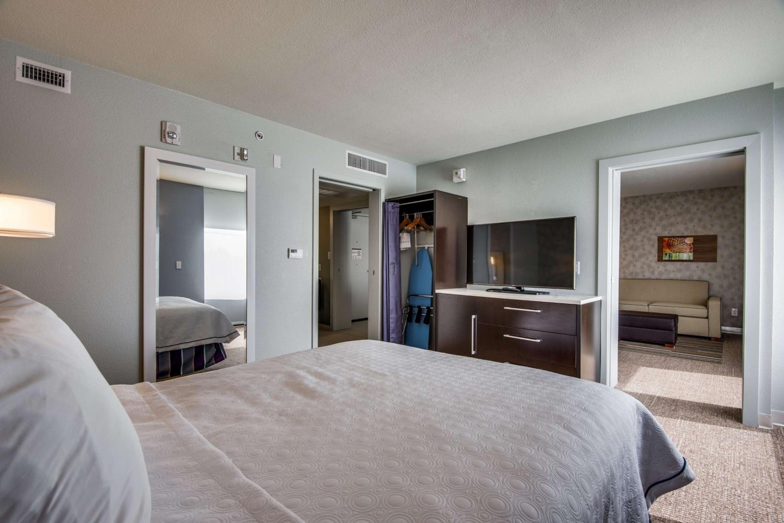 Queen Suite - Hearing Access/Non-Smoking - Photo 2