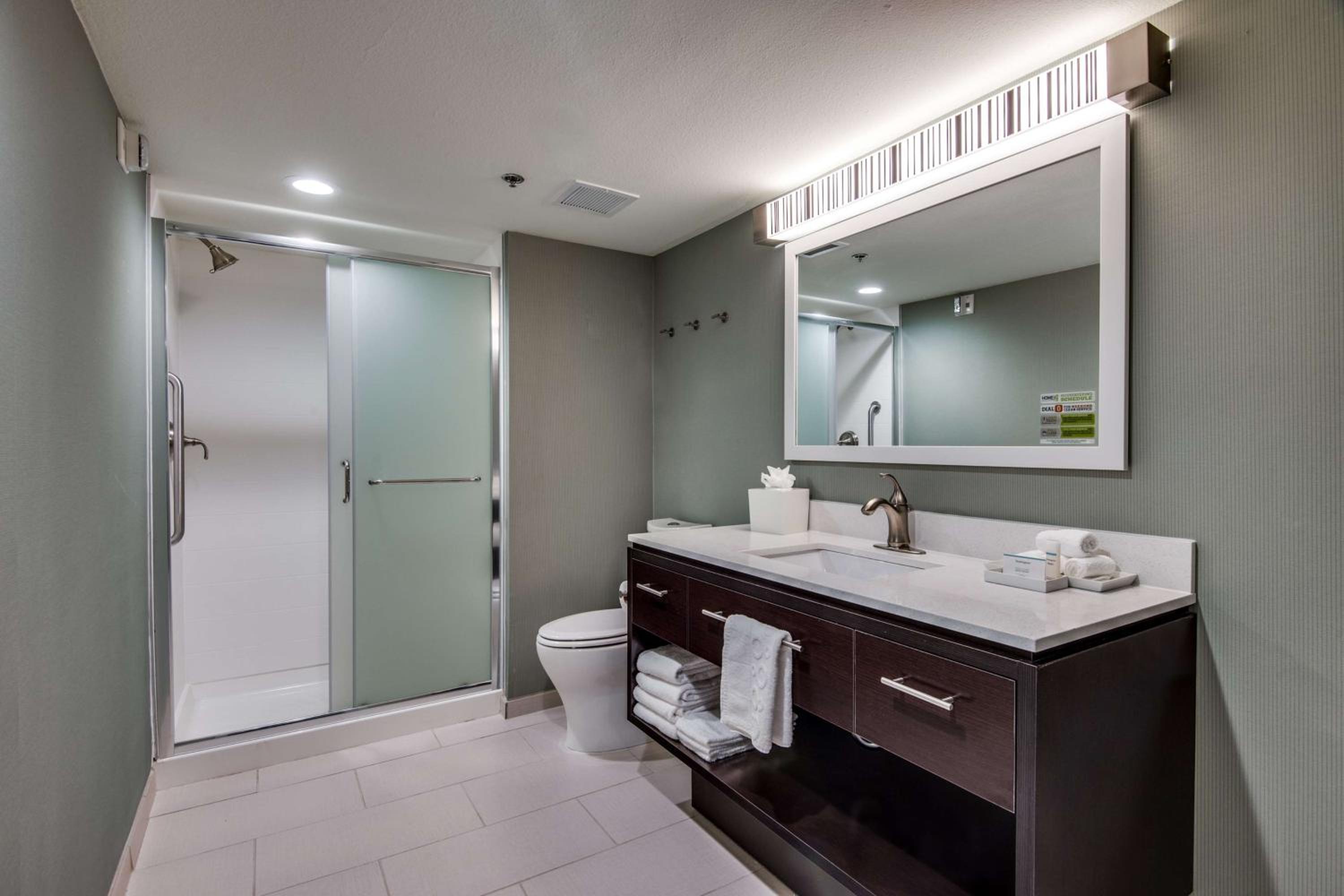 Queen Suite - Hearing Access/Non-Smoking - Photo 4