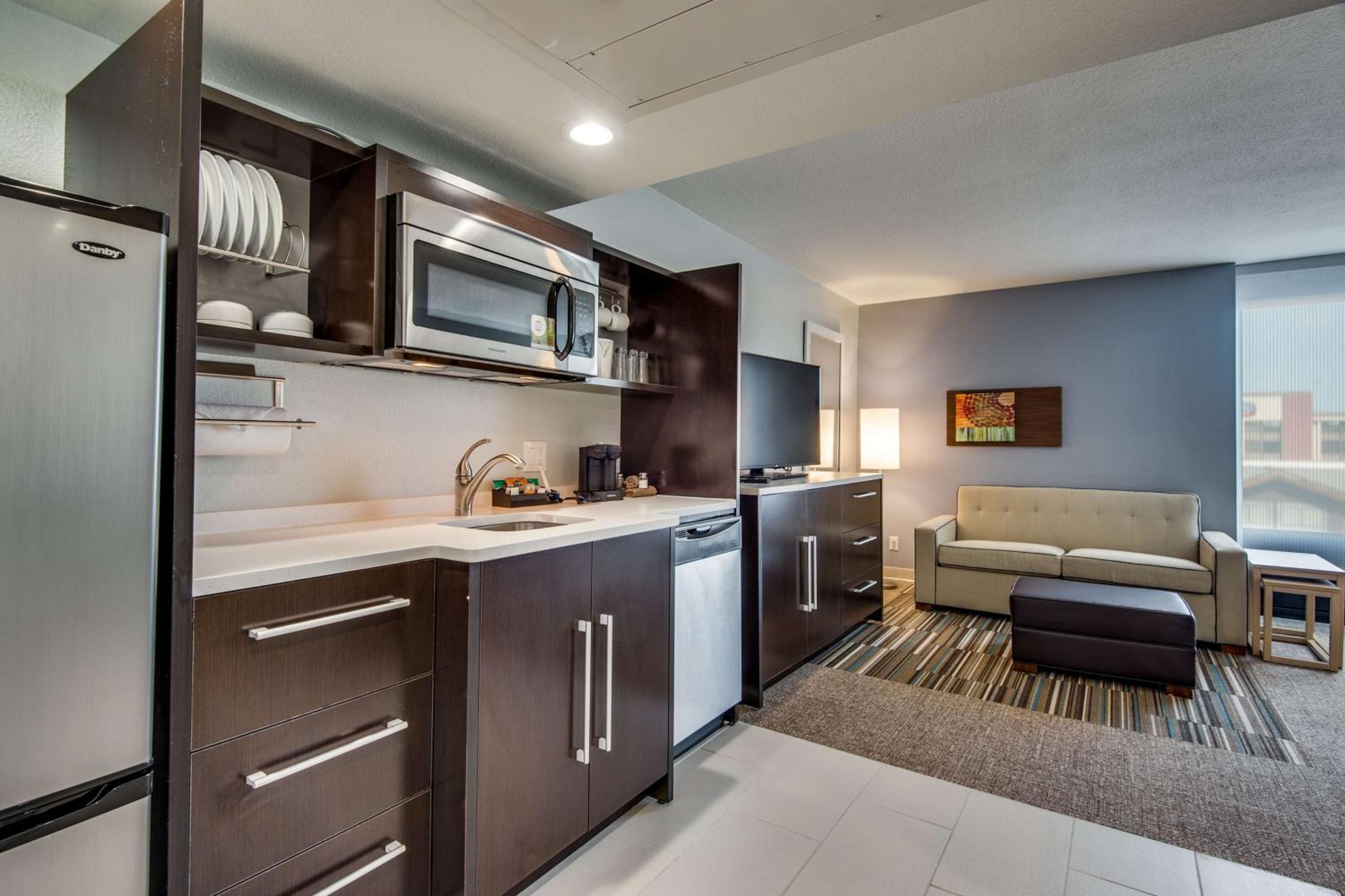 Queen Suite - Hearing Access/Non-Smoking - Photo 3