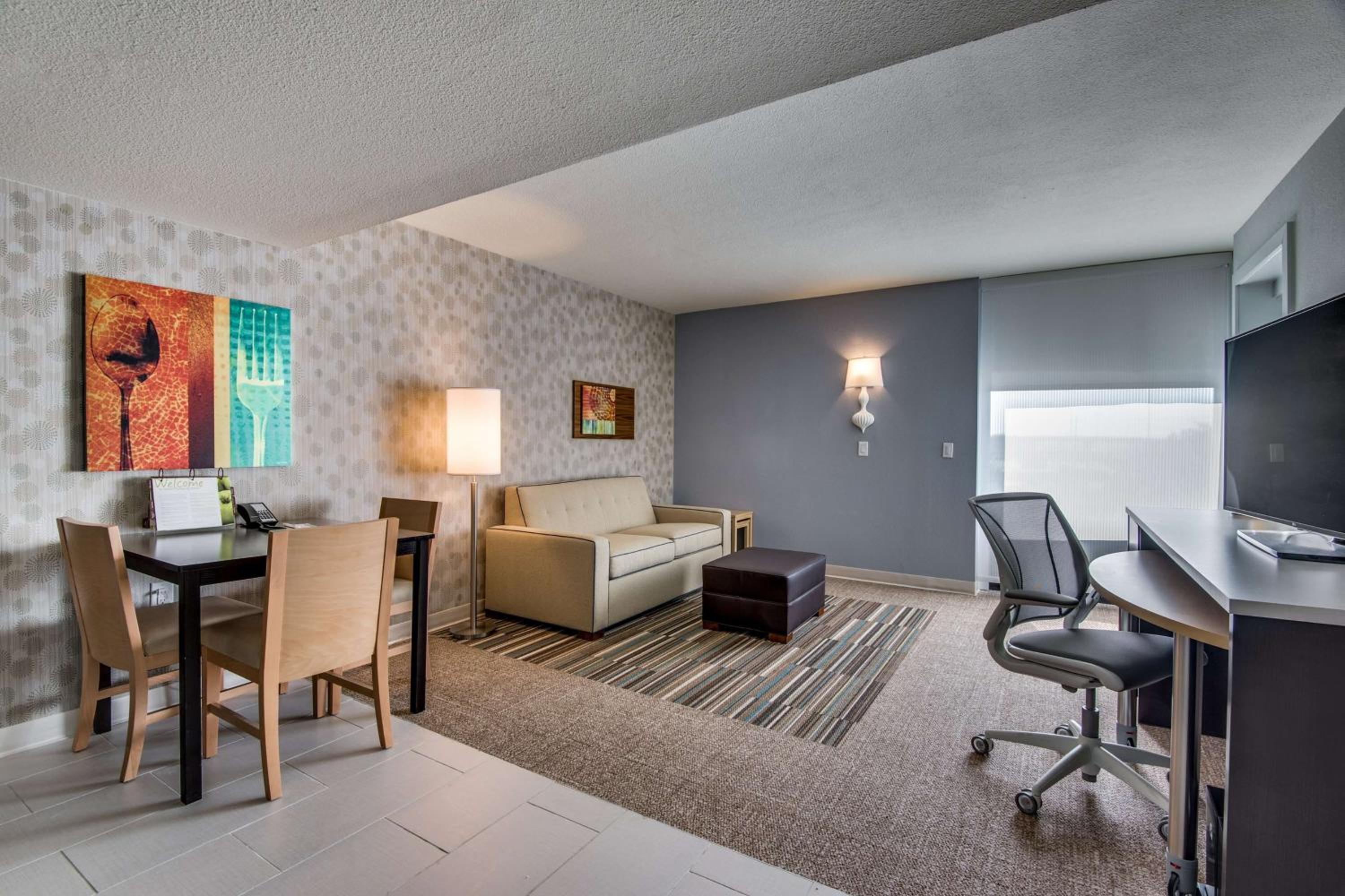 Queen Suite with Roll-In Shower - Mobility and Hearing Access/Non-Smoking - Photo 2