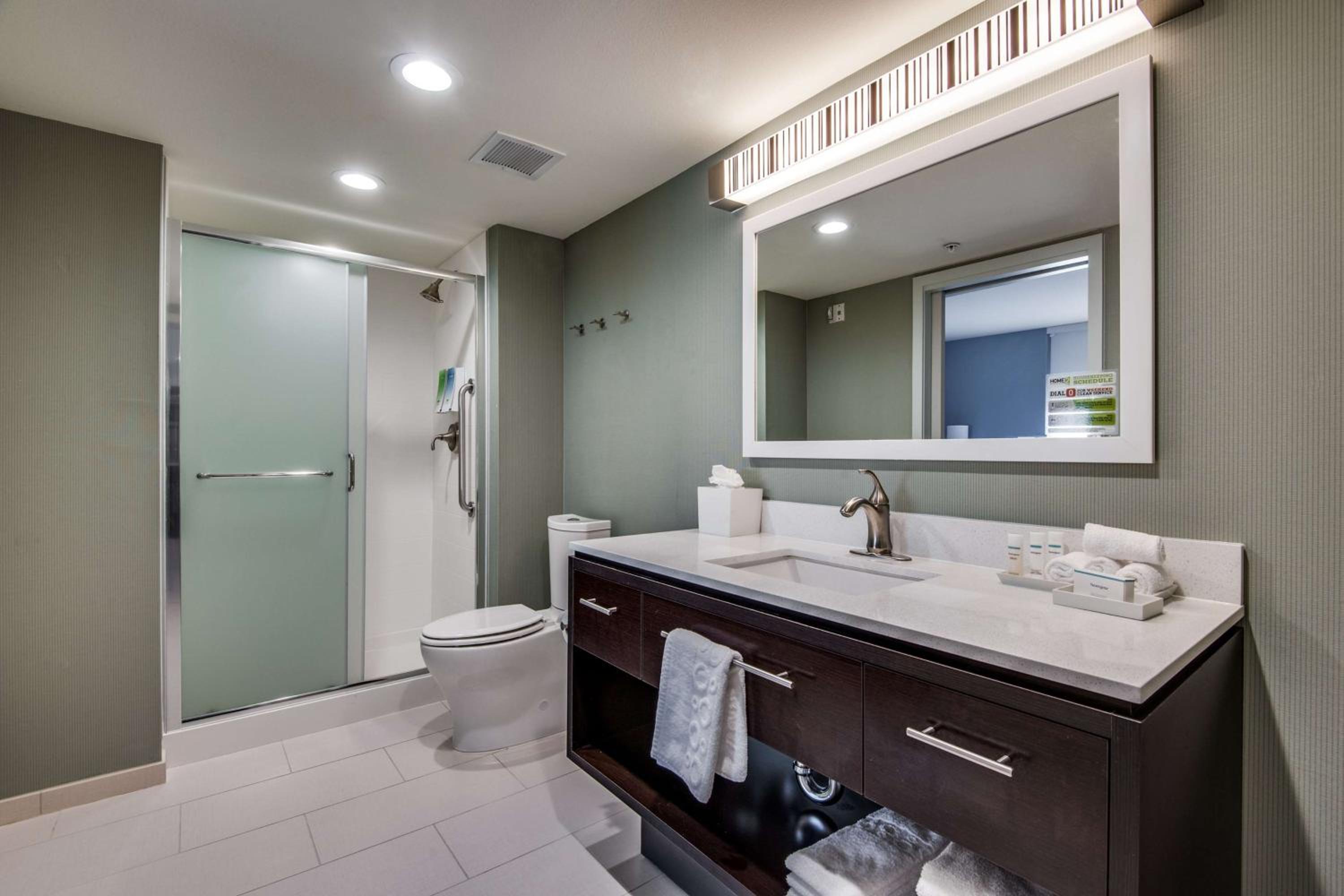 Queen Studio Suite - Hearing Access/Non-Smoking - Photo 3