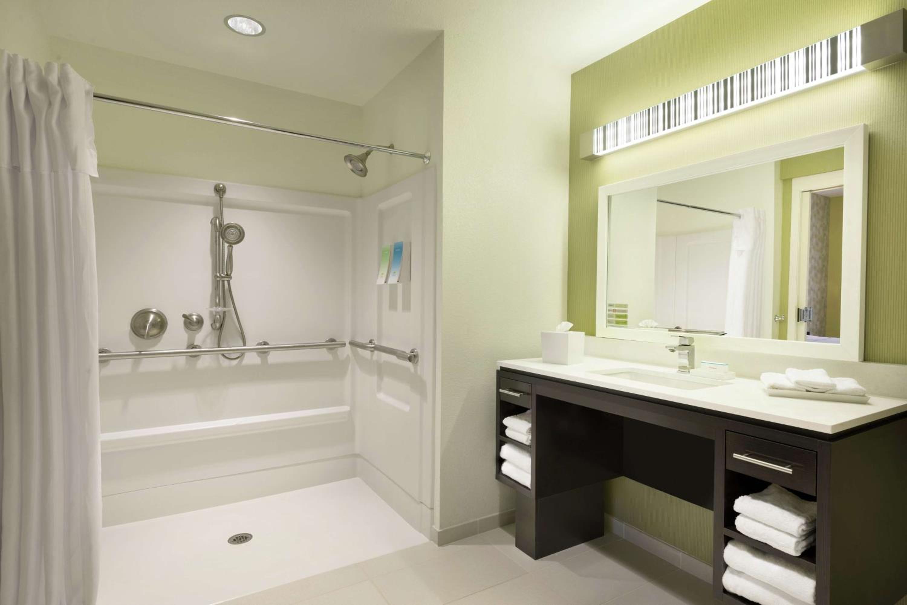 Queen Suite with Roll-In Shower - Mobility Access