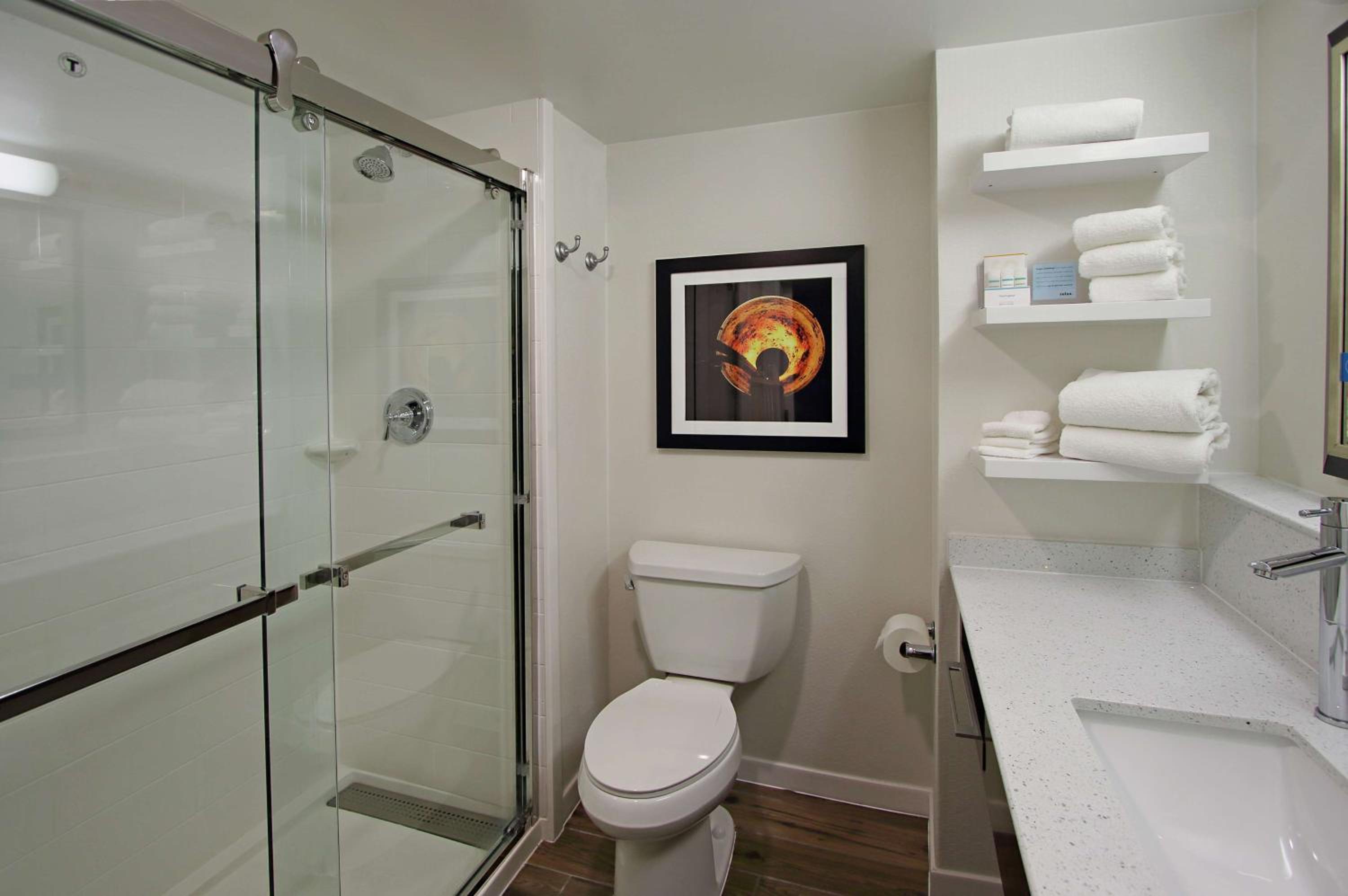 Deluxe King Room with Sofa Bed - Photo 3