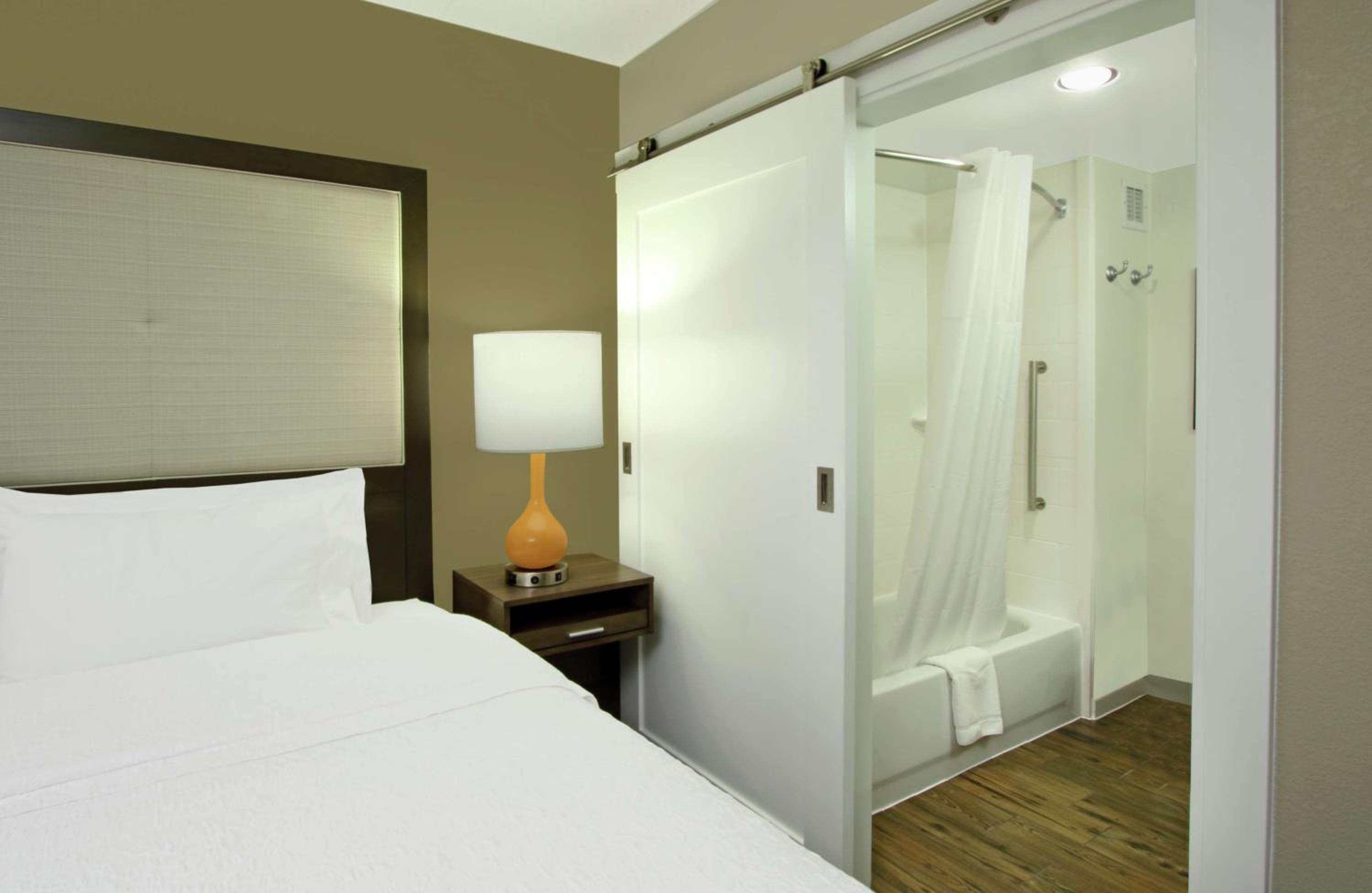 King Room with Sofa Bed - Non-Smoking - Photo 2