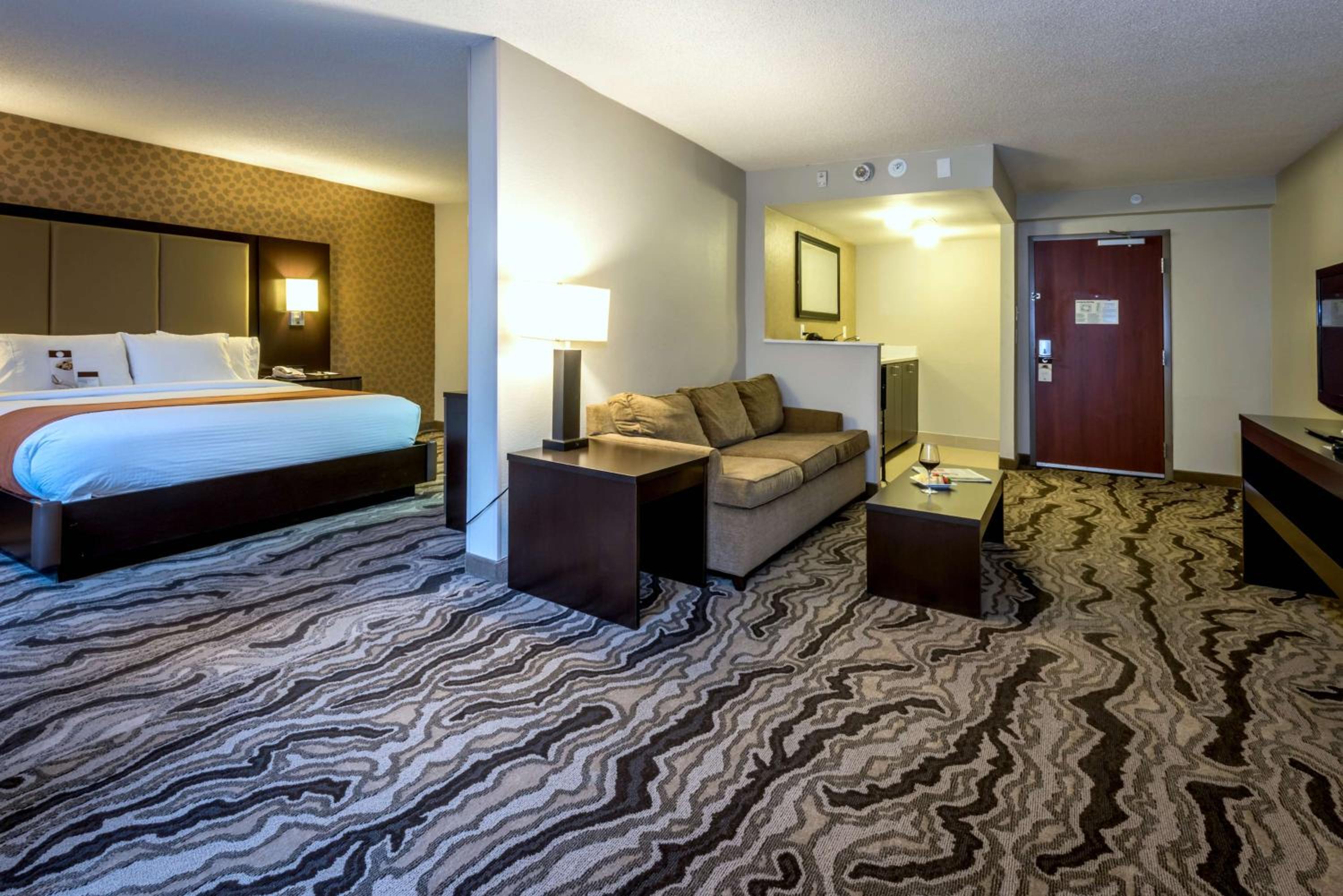 Junior King Suite - Non-Smoking - Photo 1