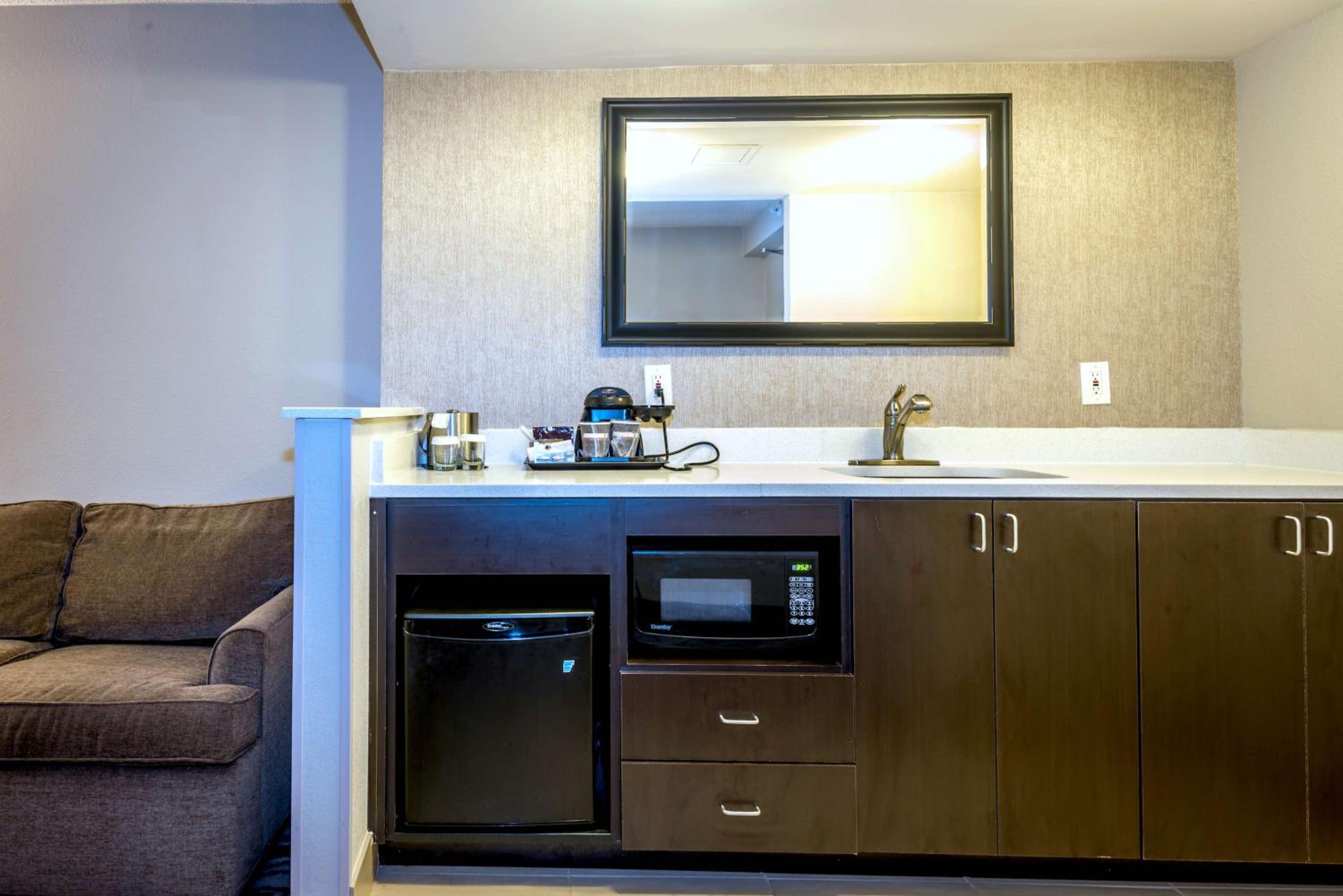 Junior King Suite - Non-Smoking - Photo 2