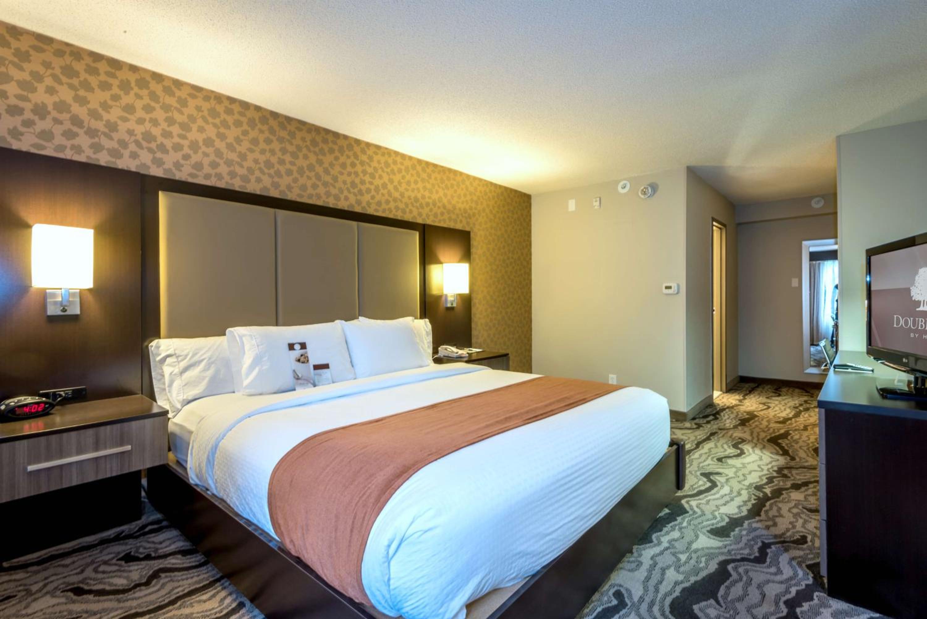 Junior King Suite - Non-Smoking - Photo 3