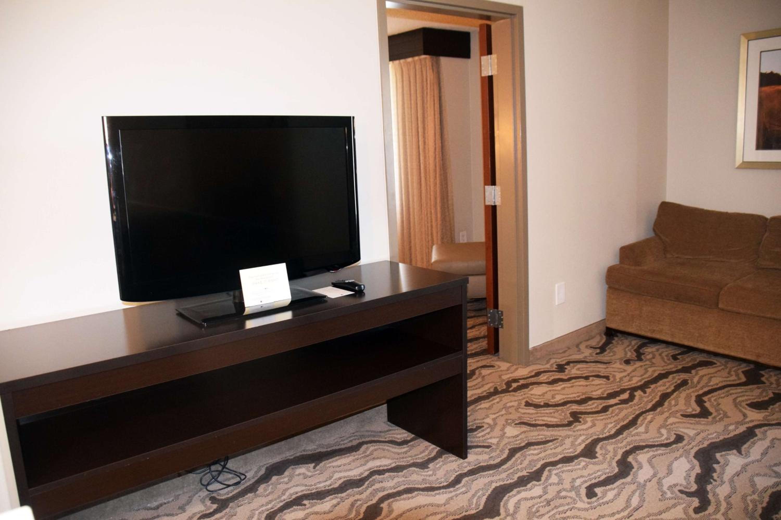 Deluxe King Suite with Kitchen - Photo 7