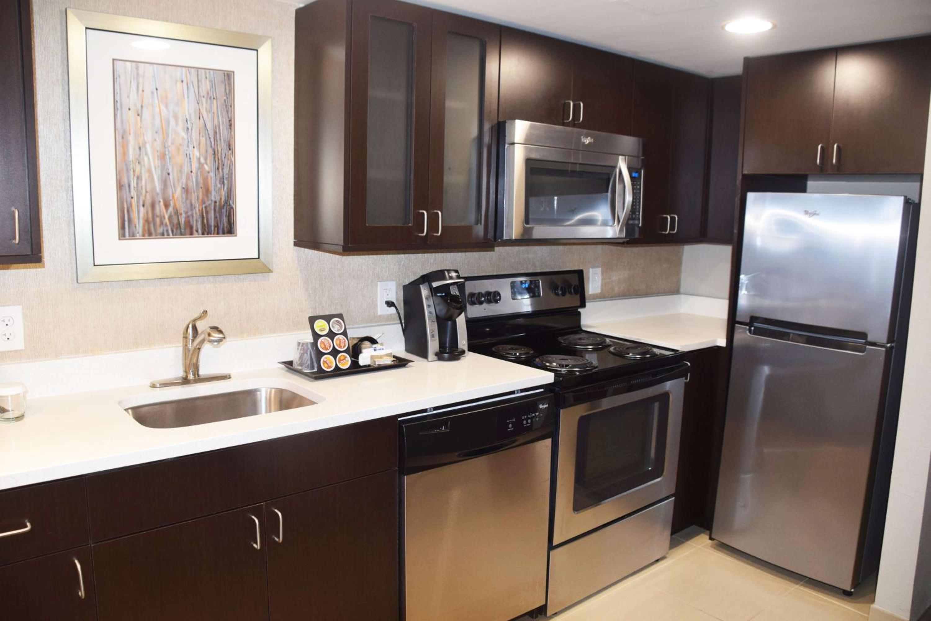 Deluxe King Suite with Kitchen - Photo 6