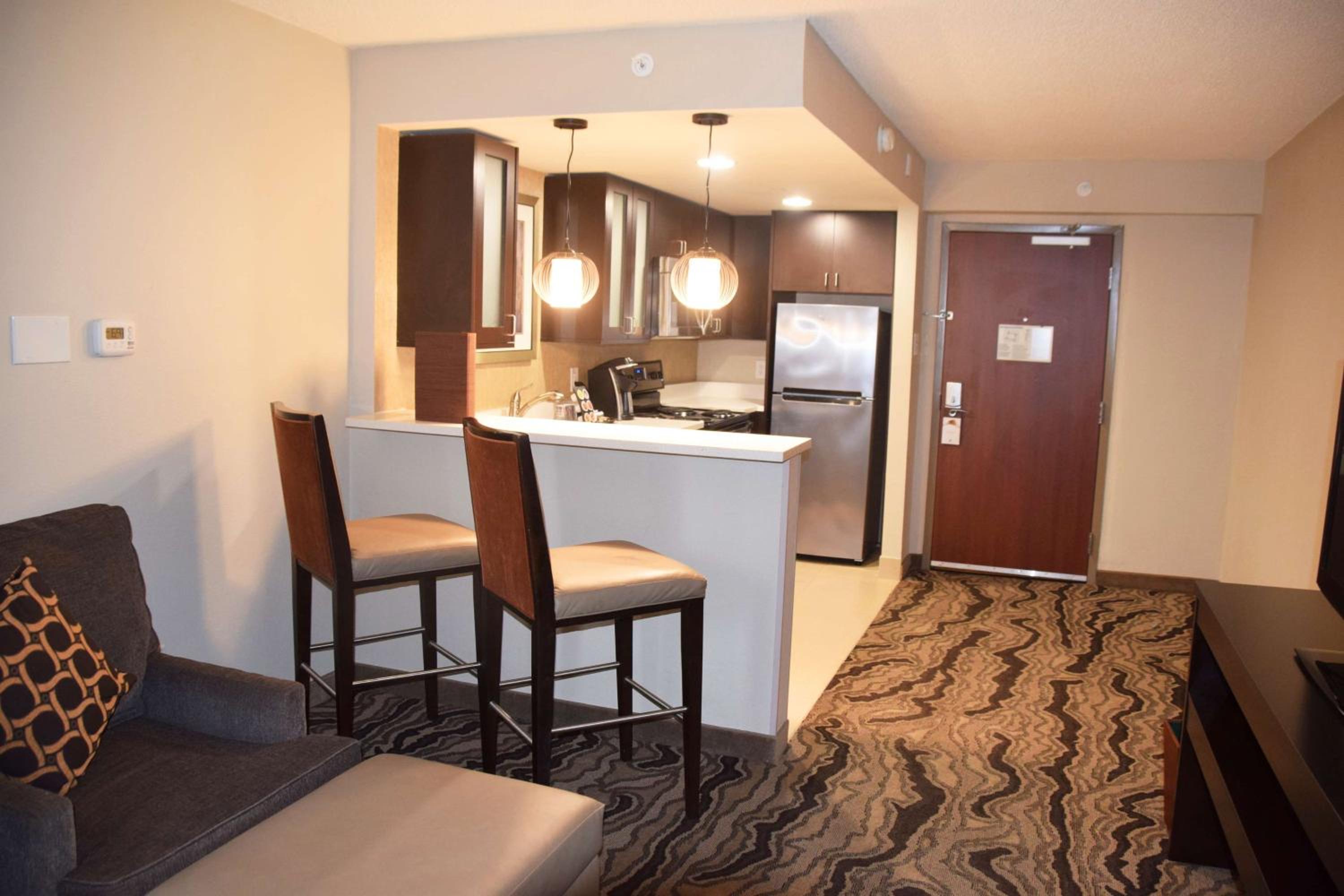 Deluxe King Suite with Kitchen - Photo 2