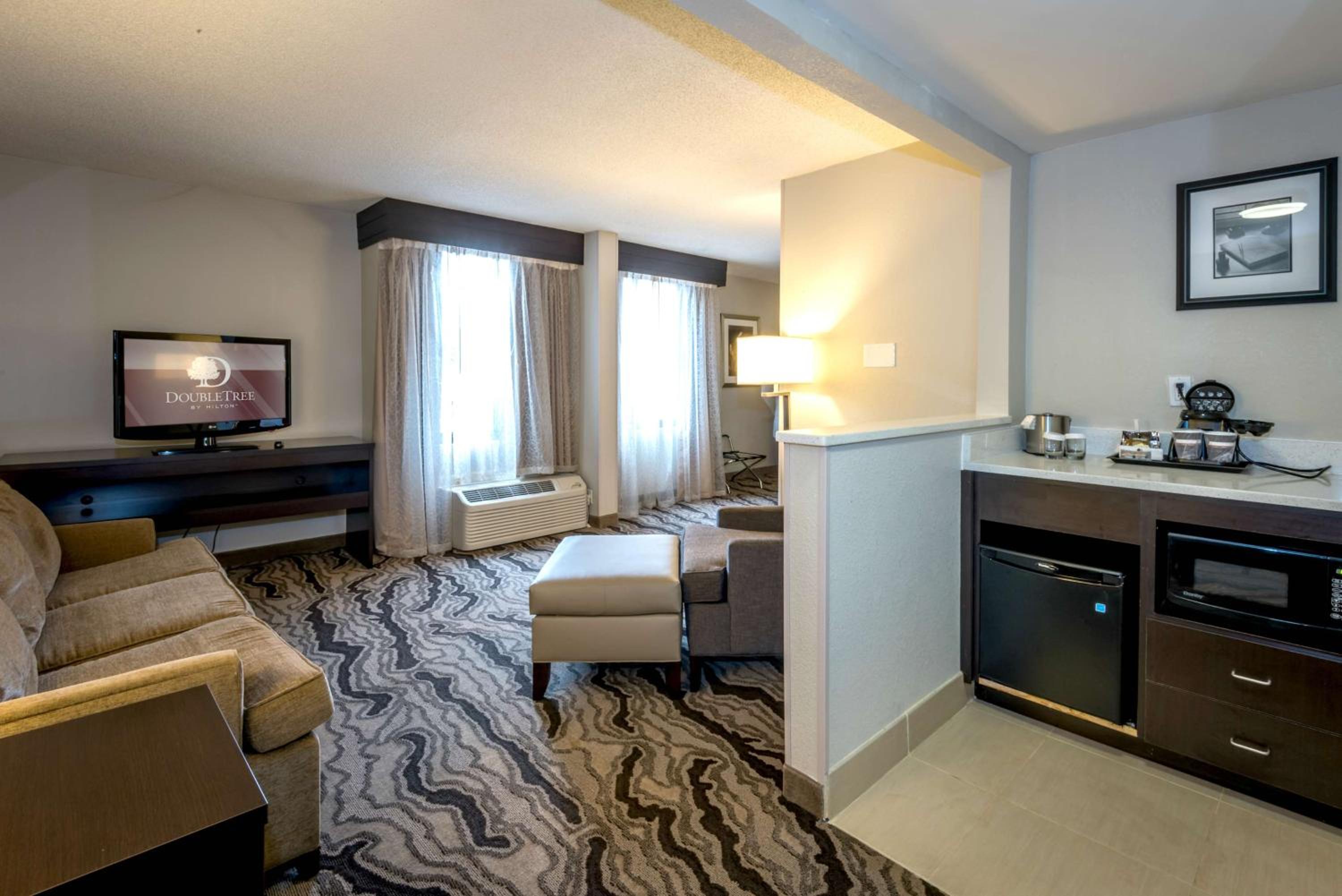 King Room with Roll-In Shower - Mobility and Hearing Access - Photo 5