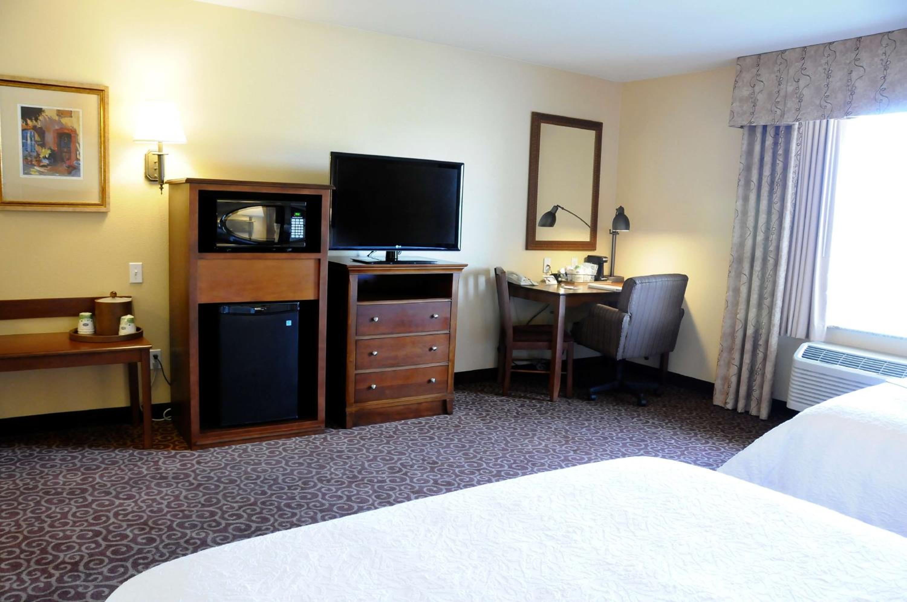 Room with Two Queen Beds - Non-Smoking - Photo 4
