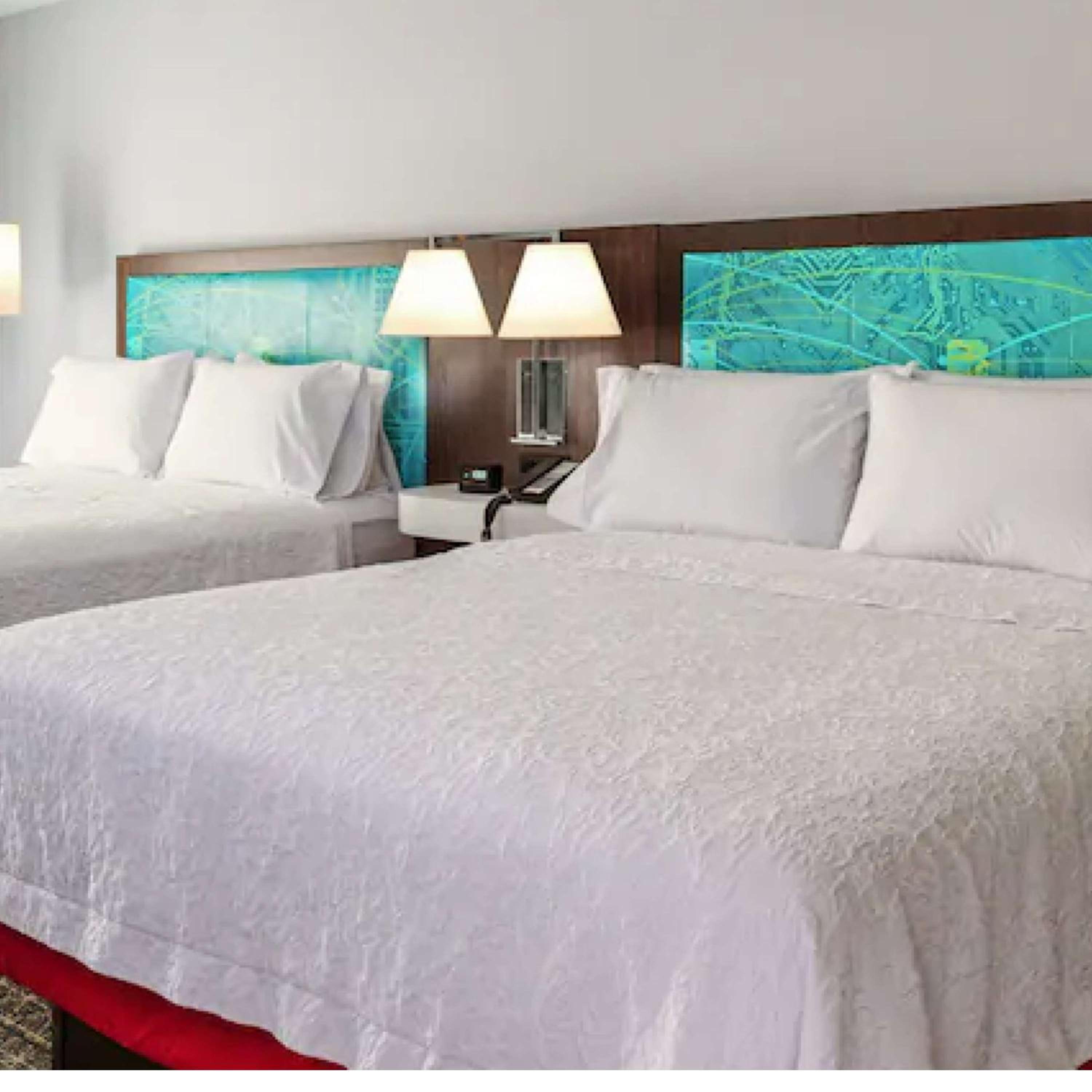 Room with Two Queen Beds - Non-Smoking - Photo 3