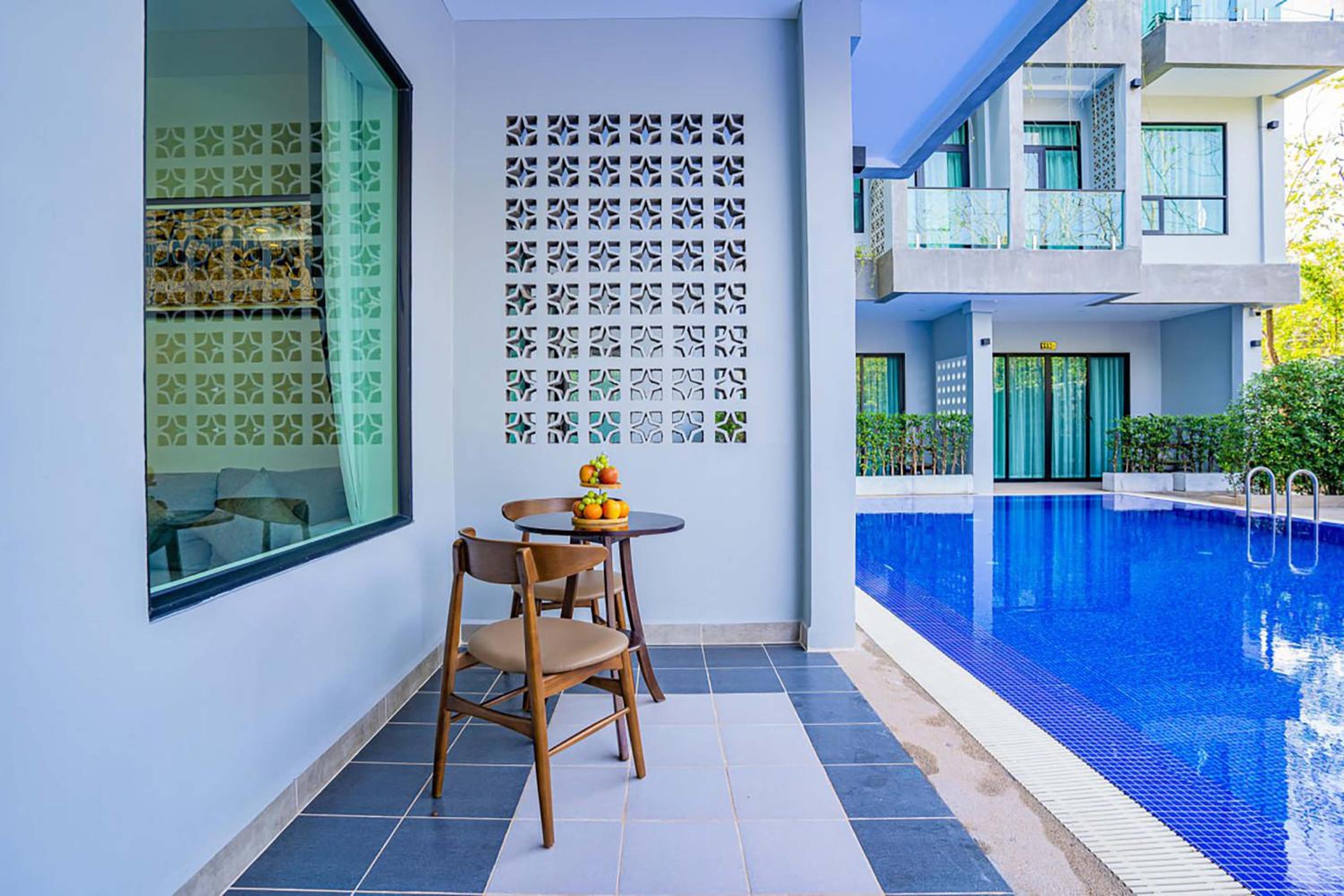 Suite King Pool Access - Photo 9