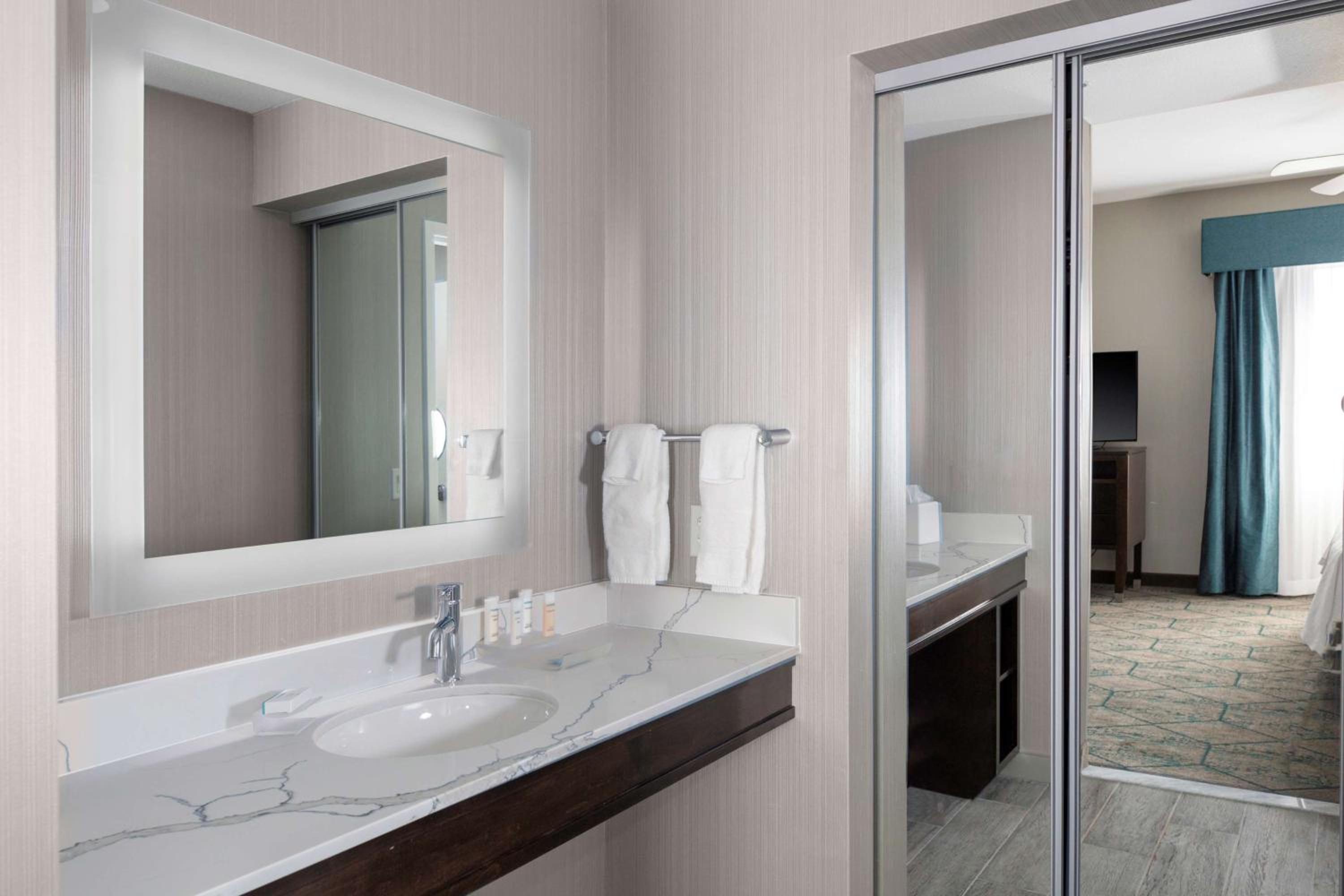 One-Bedroom King Suite - Non-Smoking - Photo 2