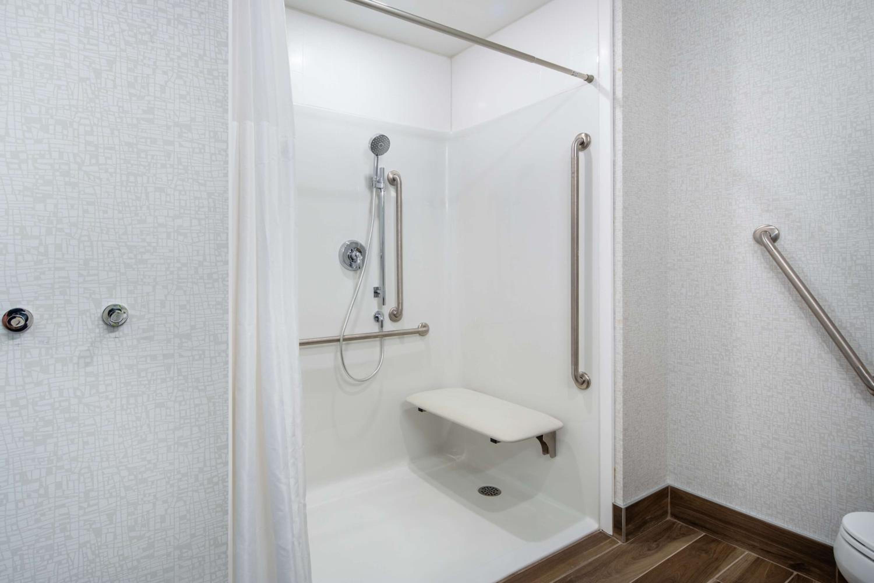 King Room with Roll-in Shower - Mobility Accessible/Non-Smoking