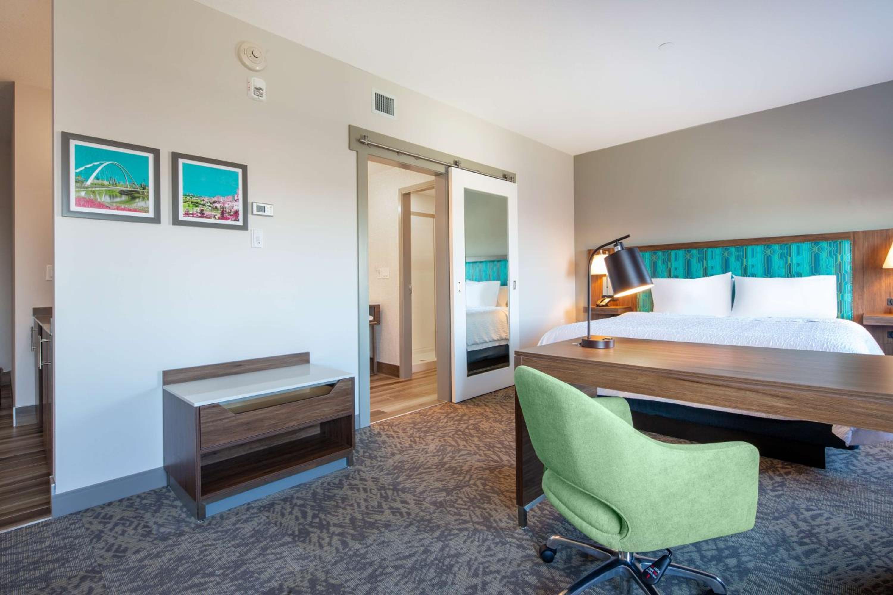 One-Bedroom King Suite - Non-Smoking