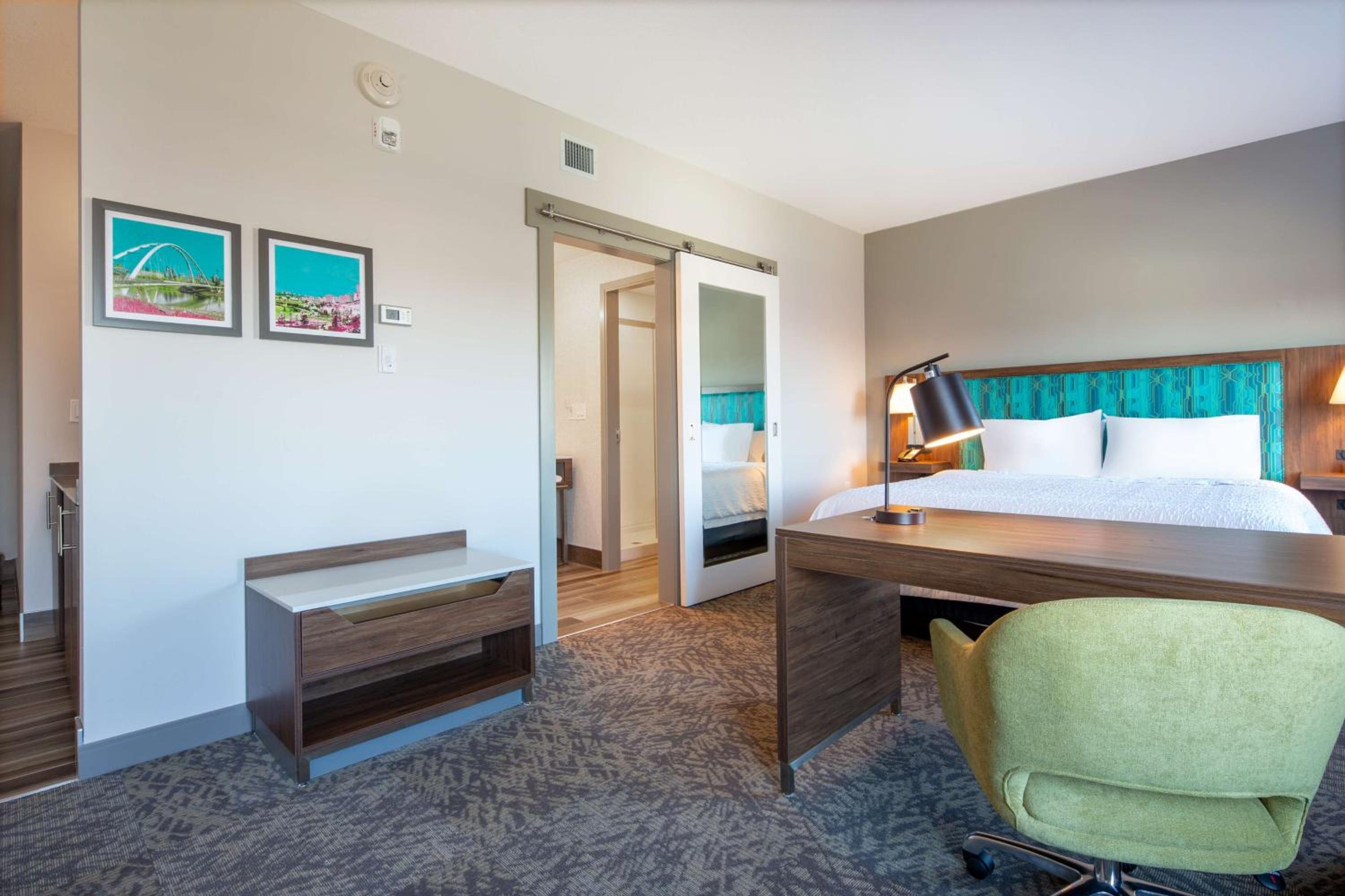 One-Bedroom King Suite - Non-Smoking thumbnail 5