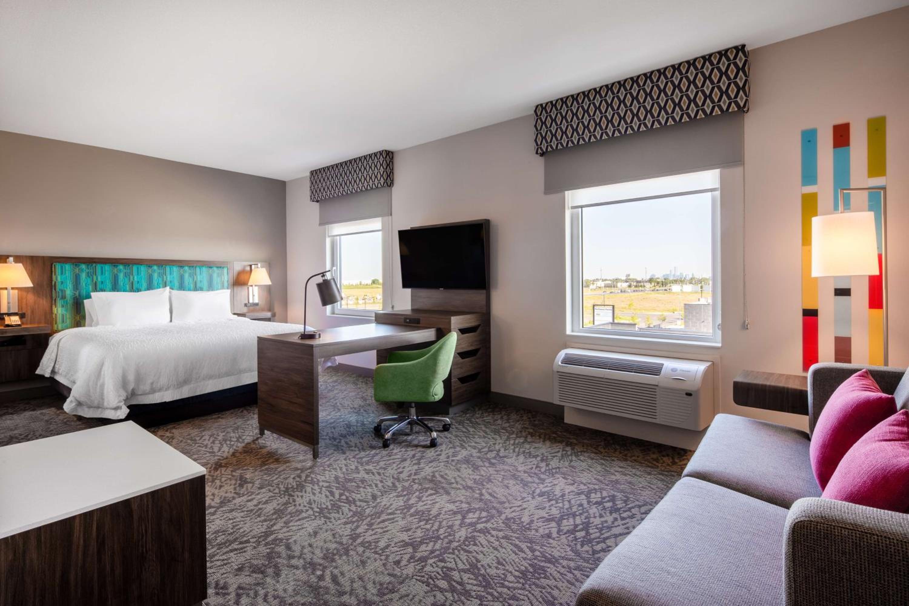 One-Bedroom King Suite - Non-Smoking thumbnail 6