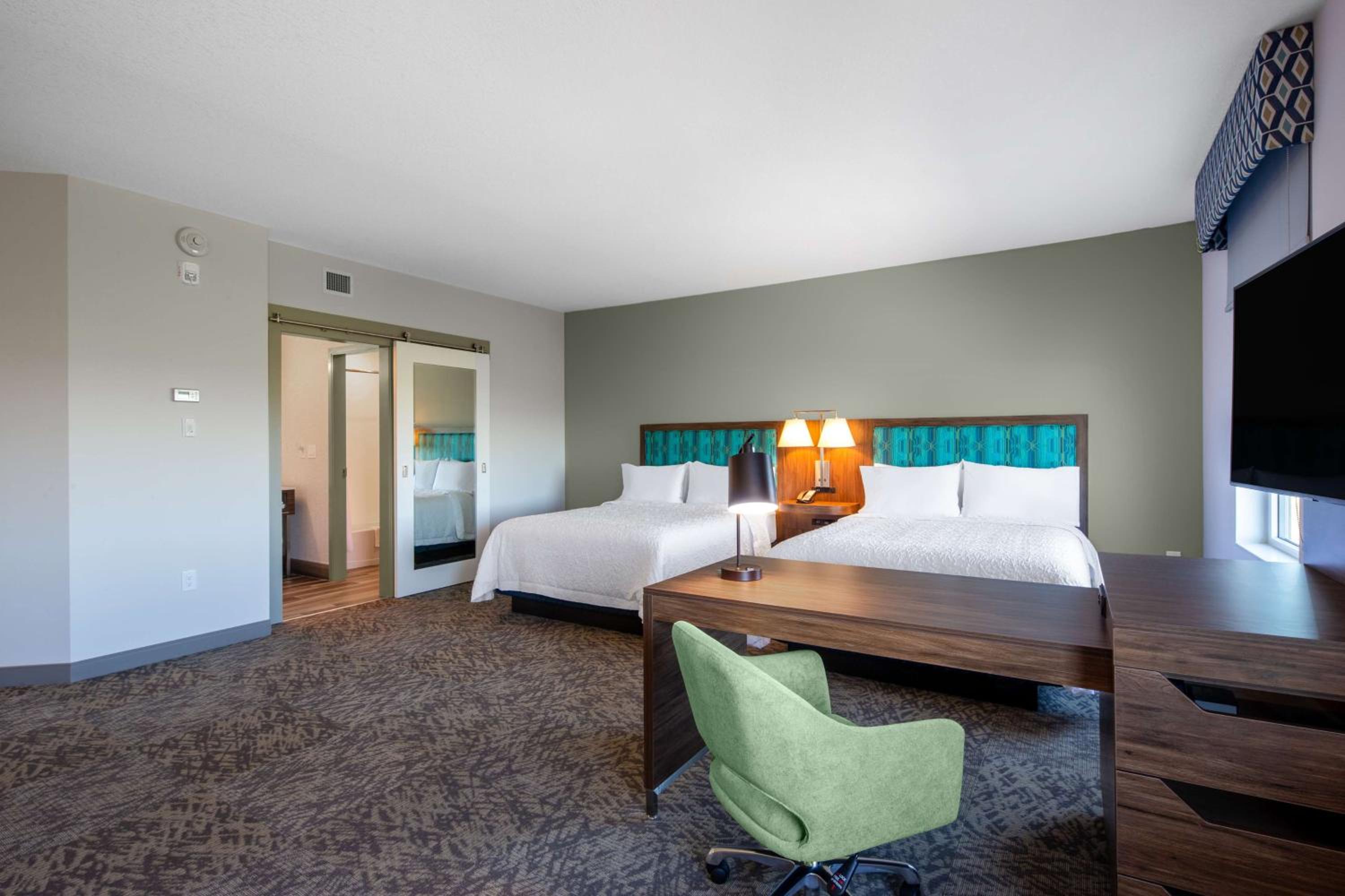 Queen Suite with Two Queen Beds - Non-Smoking thumbnail 5