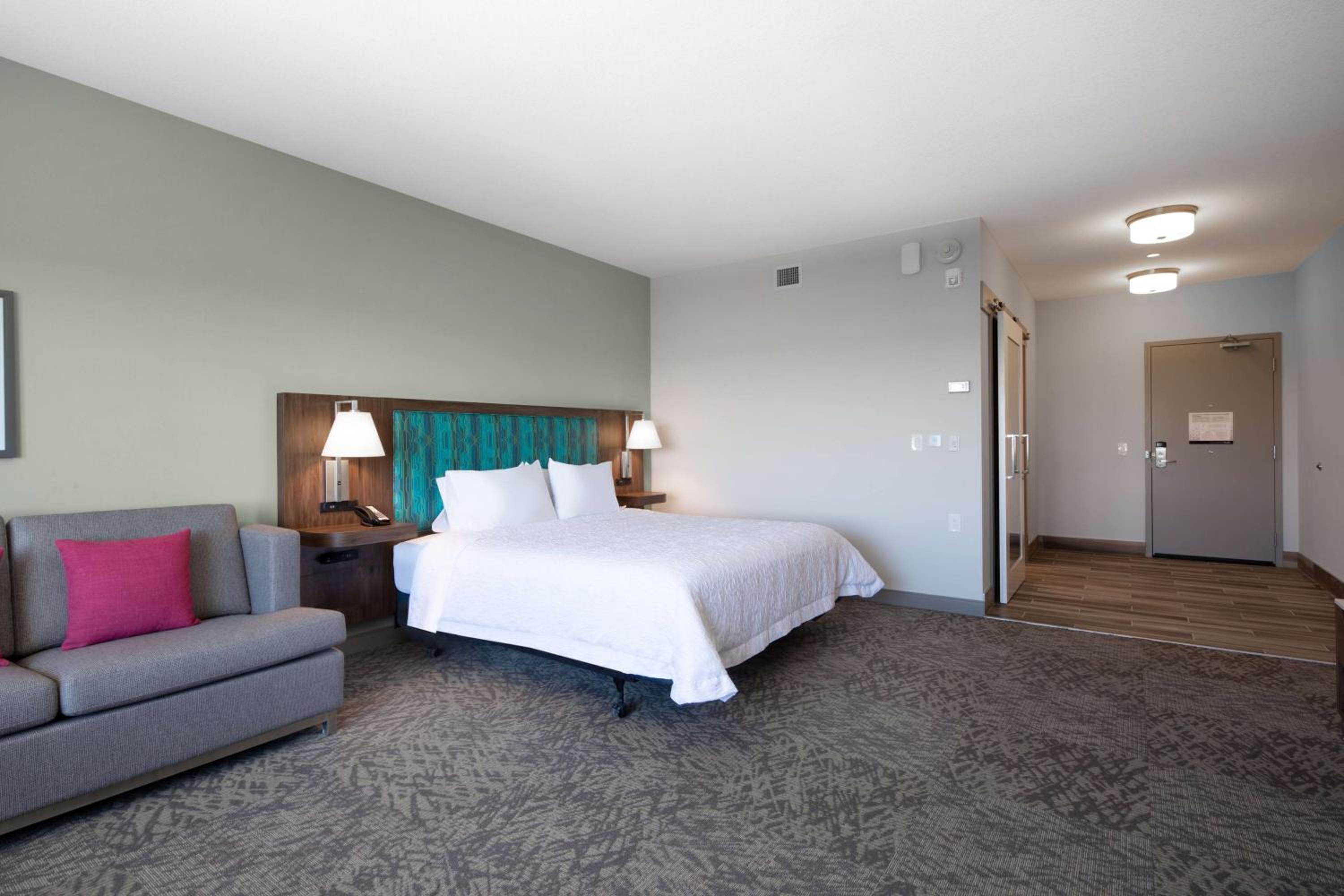 King Room with Roll-in Shower - Mobility Accessible/Non-Smoking thumbnail 6