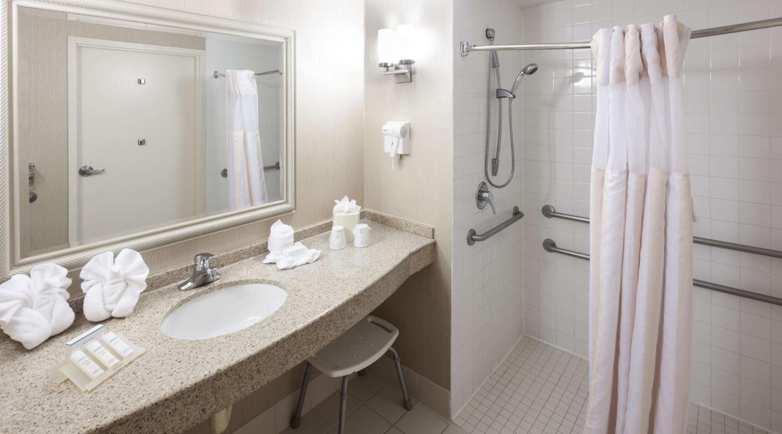 King Room with Bath Tub - Mobility Access - Photo 3