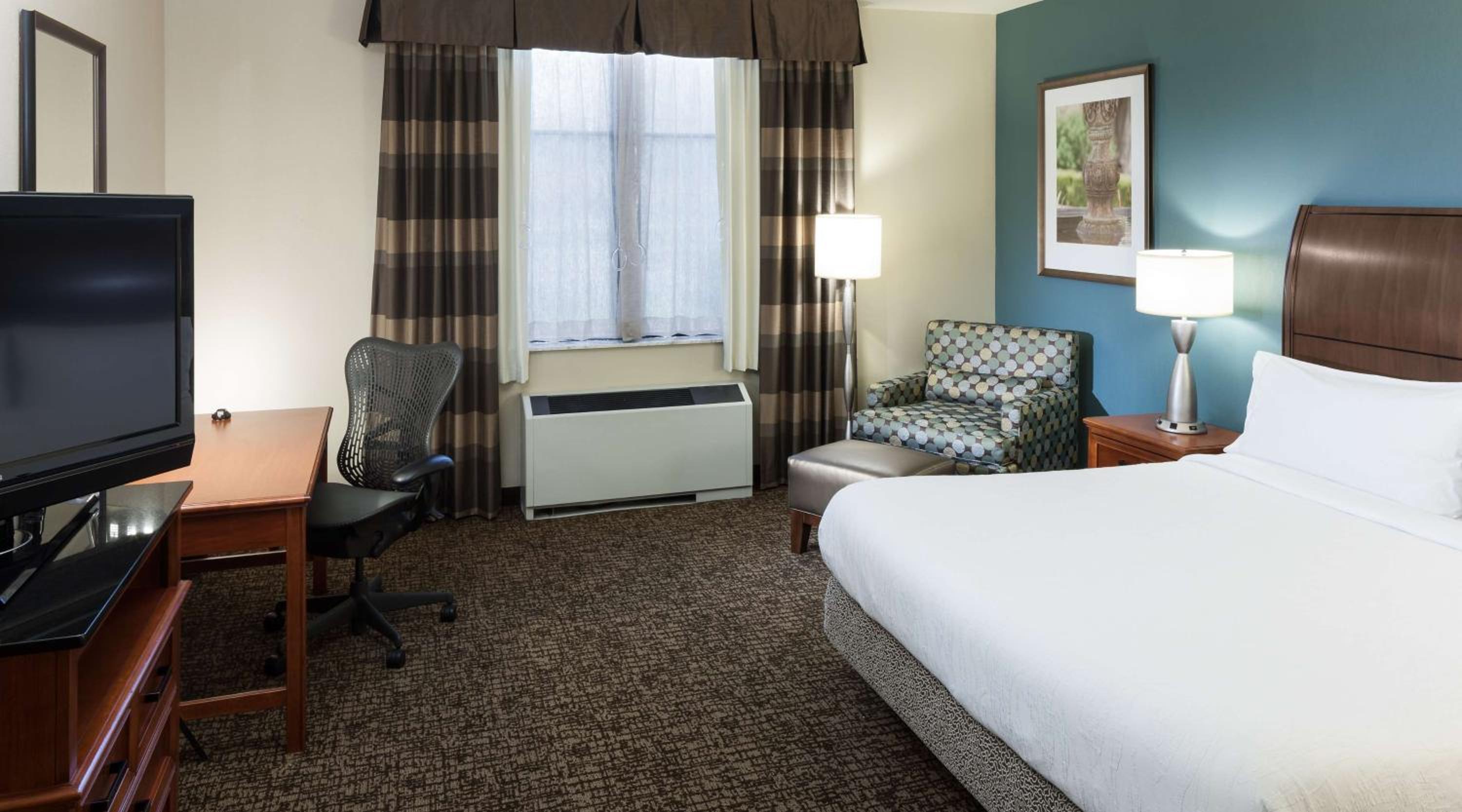 Executive One-Bedroom King Suite with Sofa Bed - Photo 2