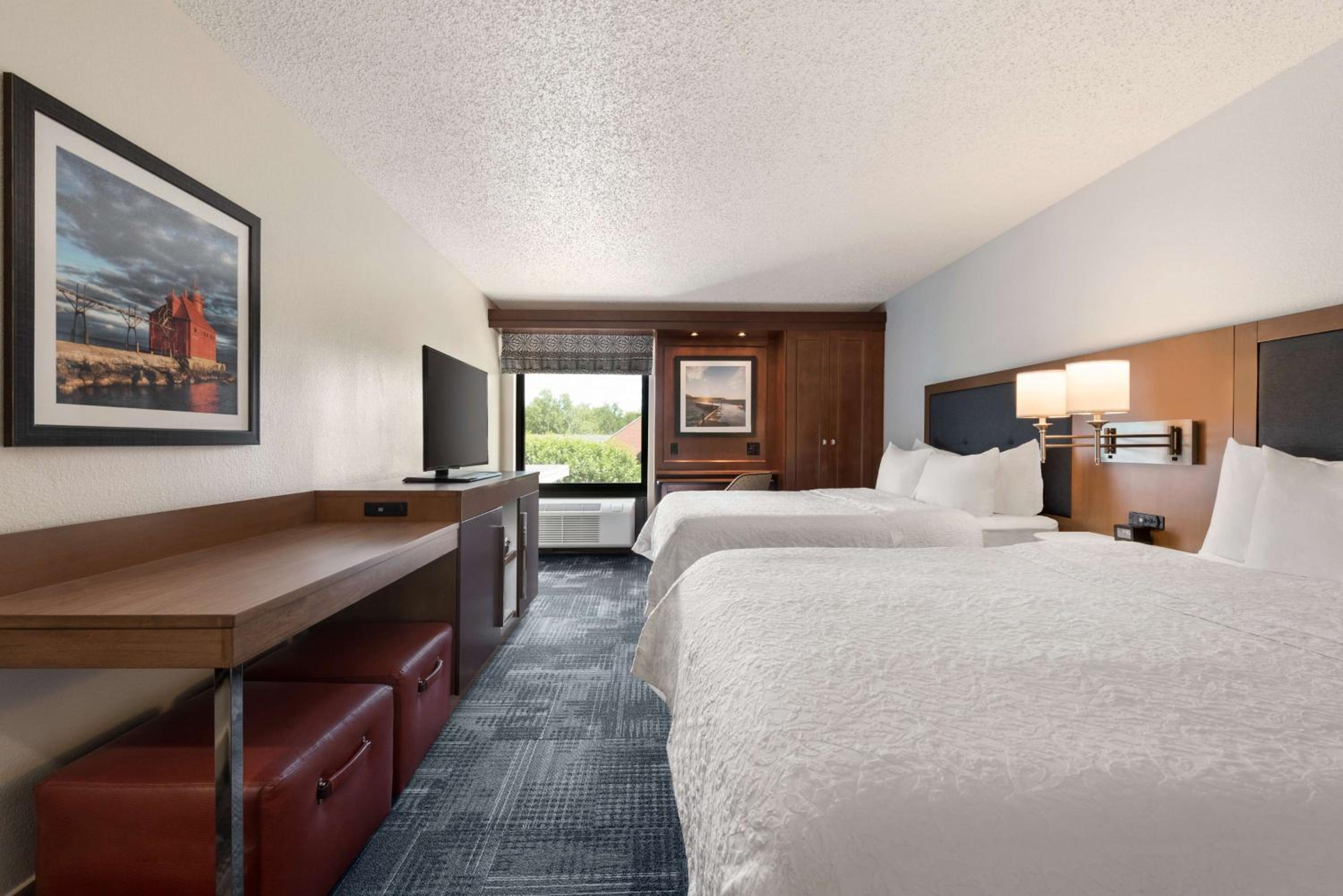 Room with Two Queen Beds - Non-Smoking - Photo 2